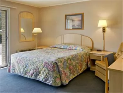 Bed in Knights Inn Franklin