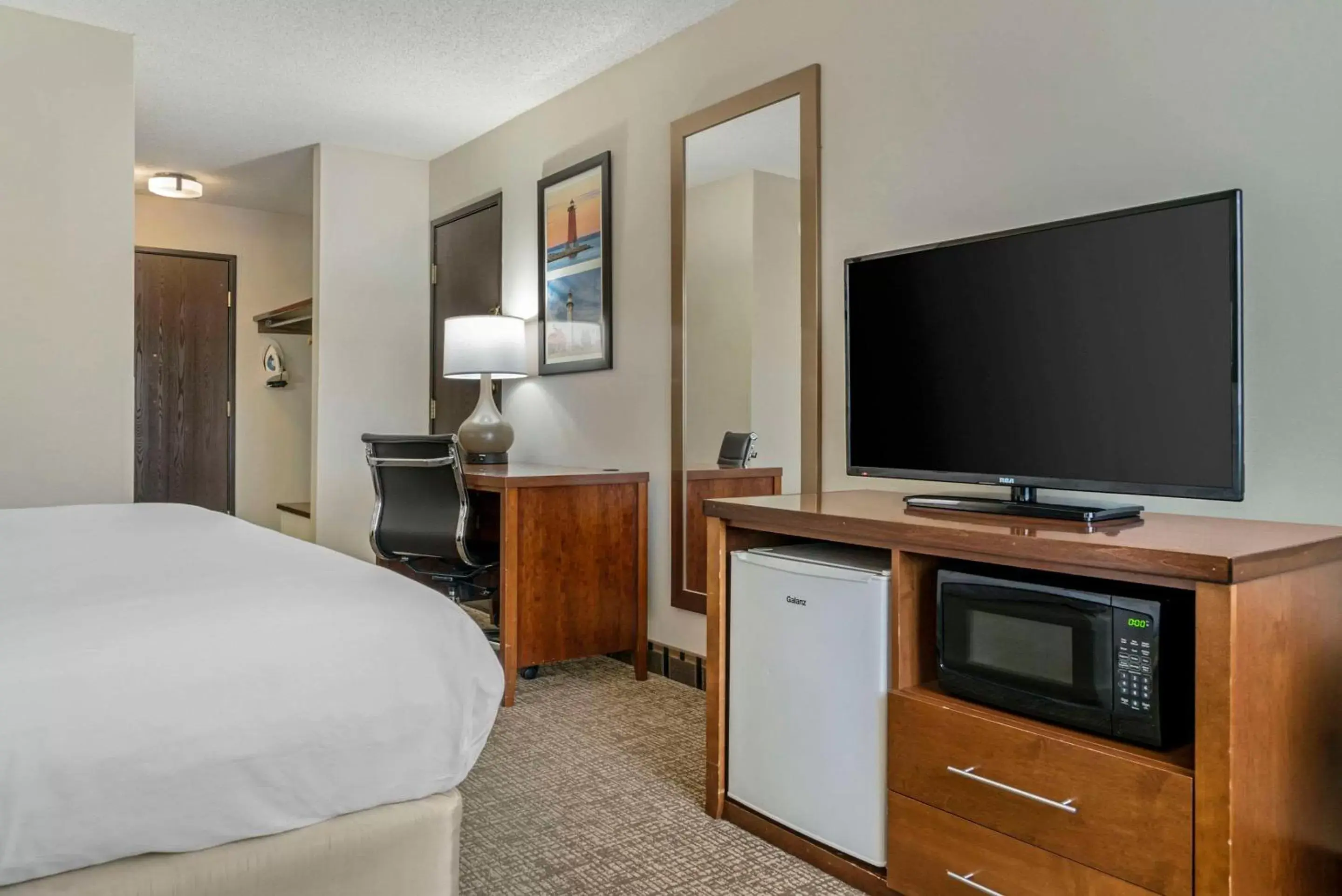 Bedroom, TV/Entertainment Center in Comfort Inn