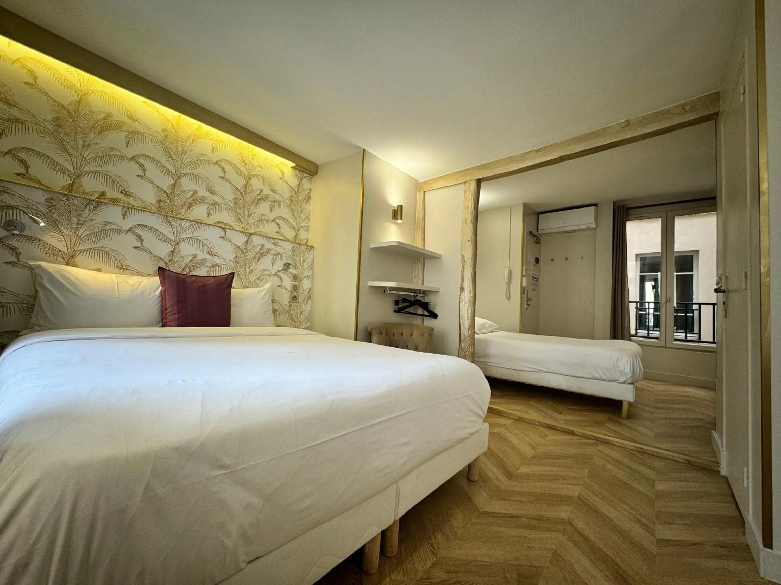 Photo of the whole room, Bed in Hotel Nation Montmartre