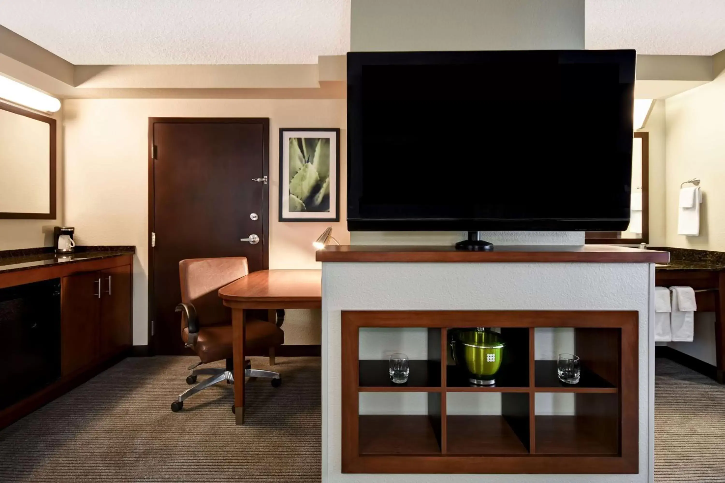 Photo of the whole room, TV/Entertainment Center in Hyatt Place Phoenix Gilbert