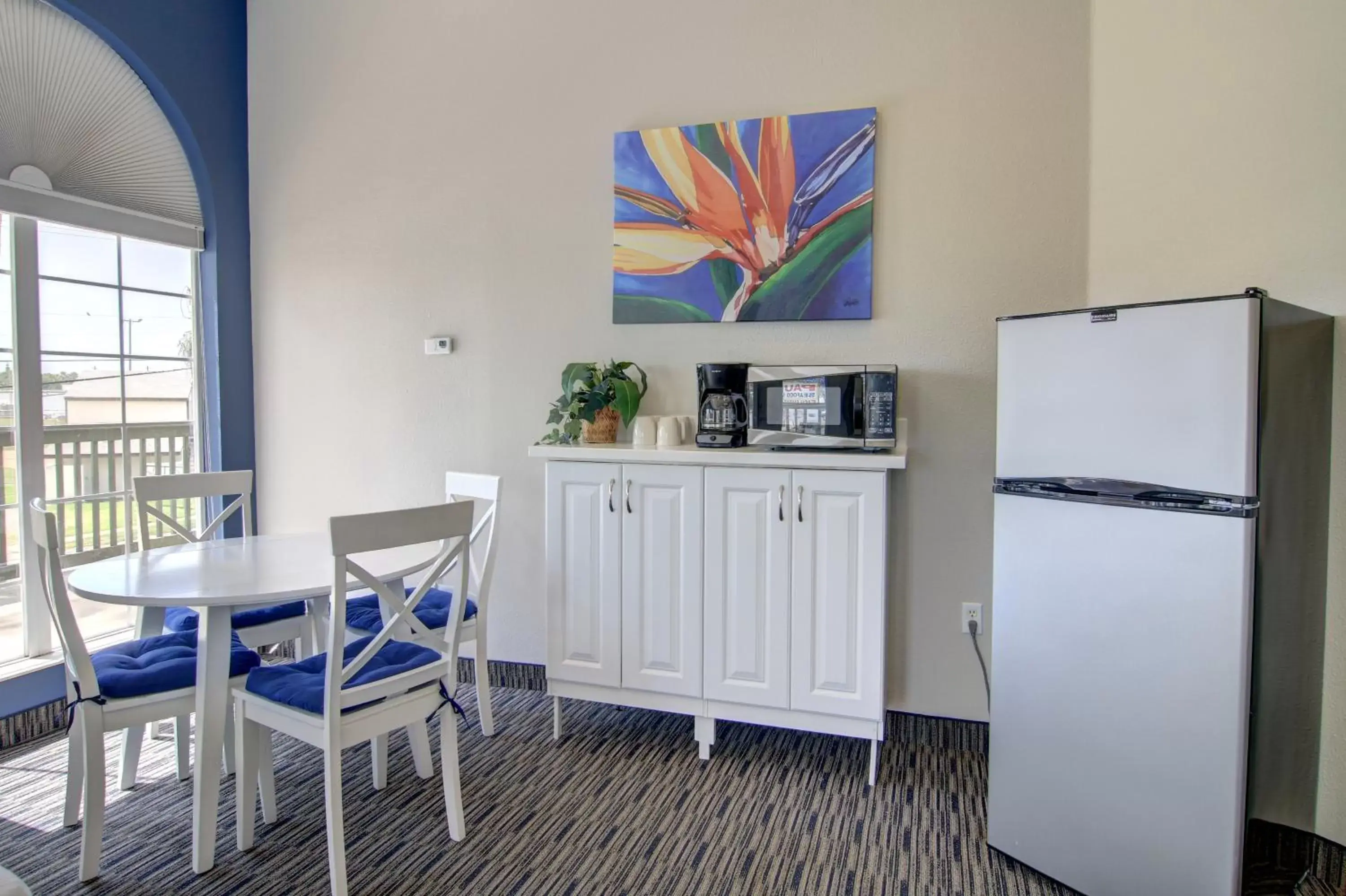 Kitchen/Kitchenette in Alister Square Inn