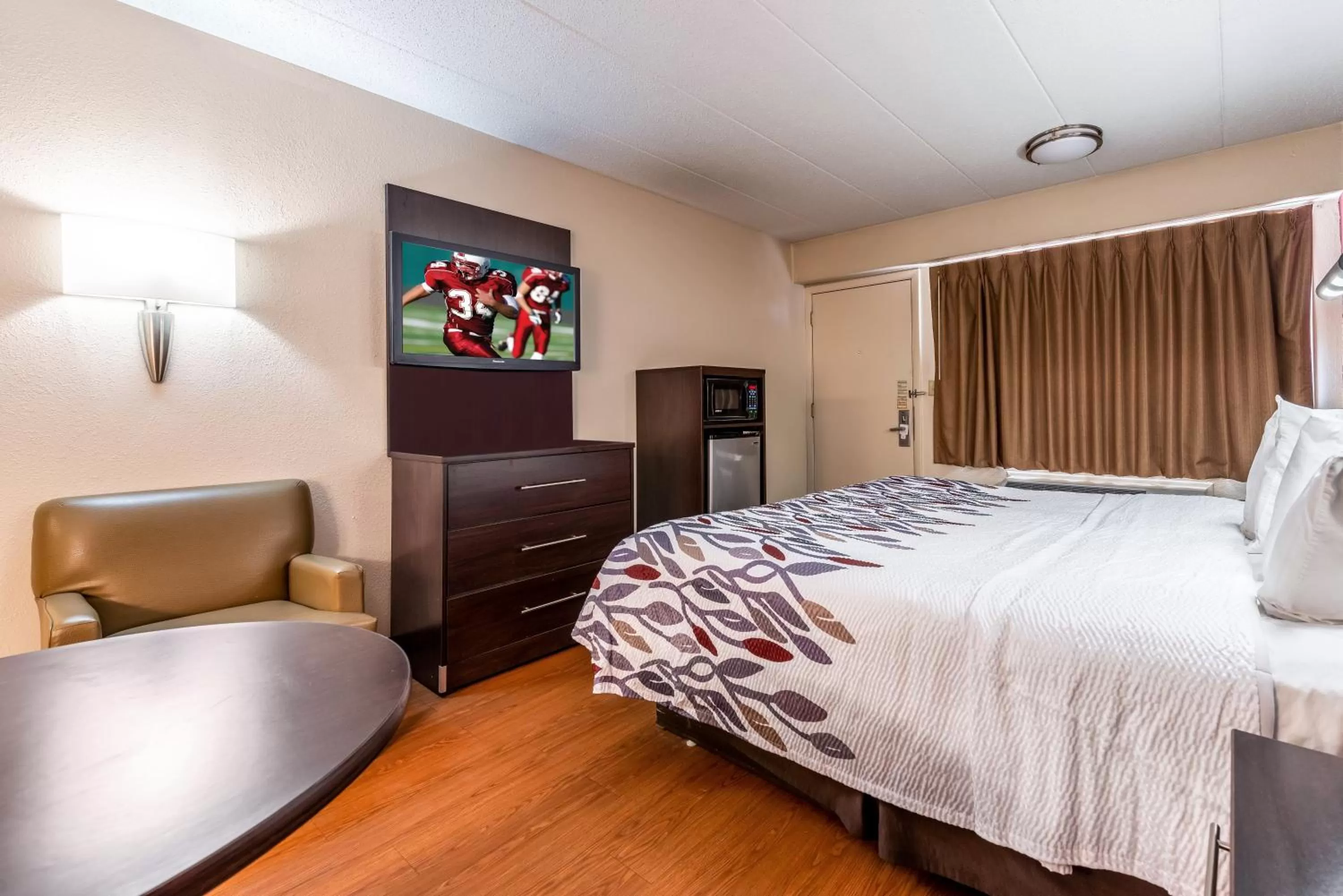 Photo of the whole room, Bed in Red Roof Inn Merrillville