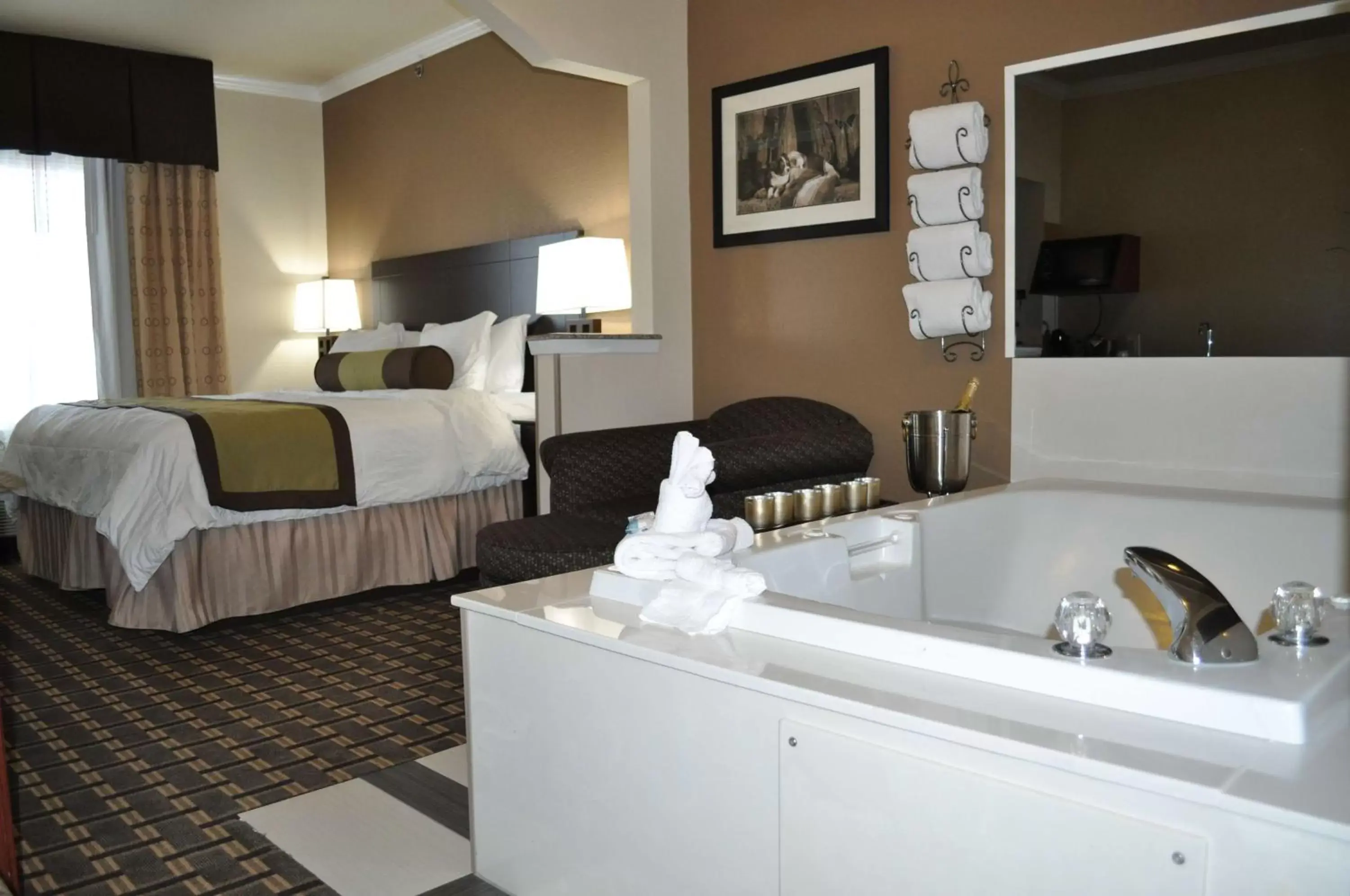 King Room with Spa Bath and Wet Bar - Non-Smoking in Best Western Plus Cutting Horse Inn & Suites