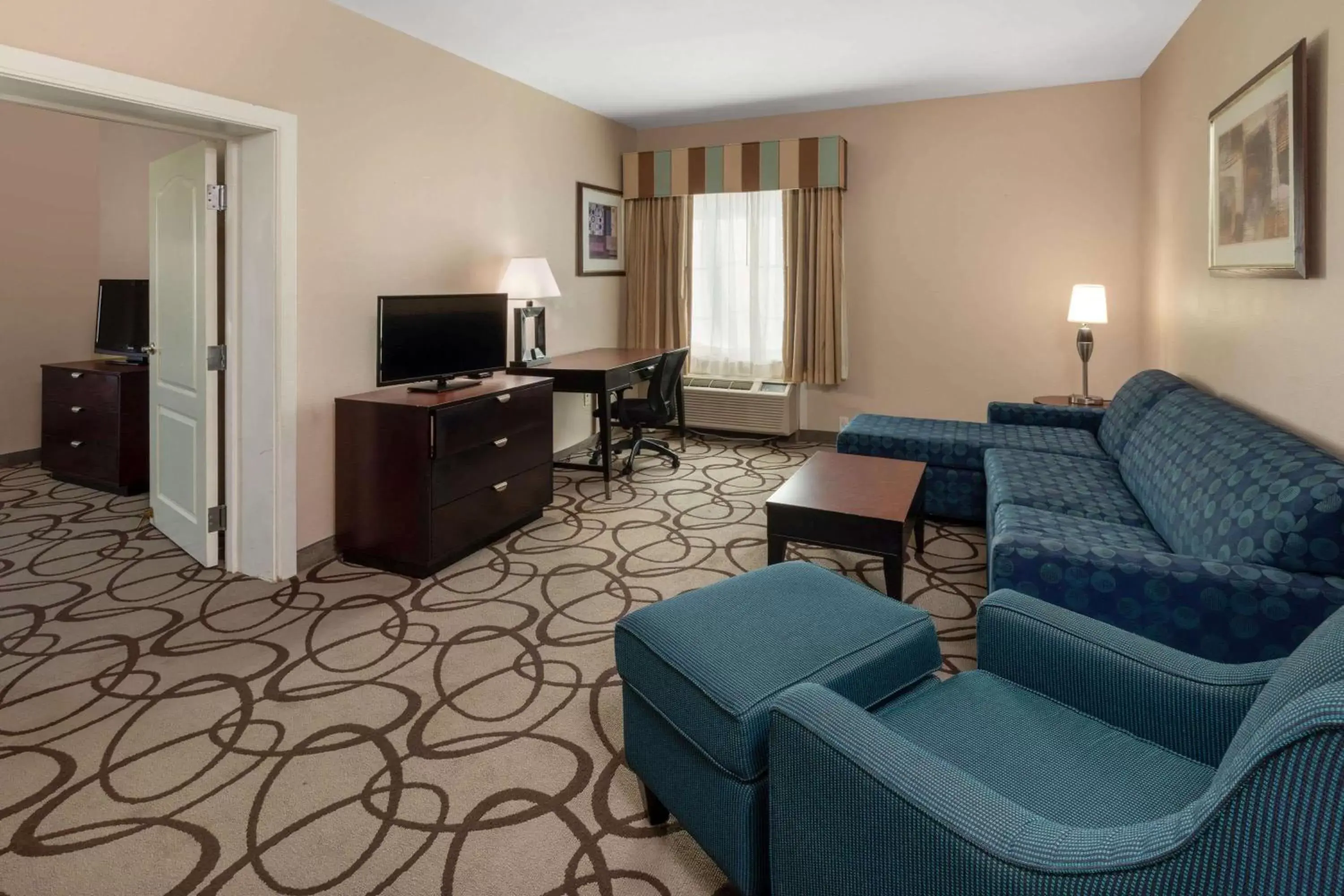 Photo of the whole room, Seating Area in La Quinta by Wyndham Fort Worth - Lake Worth