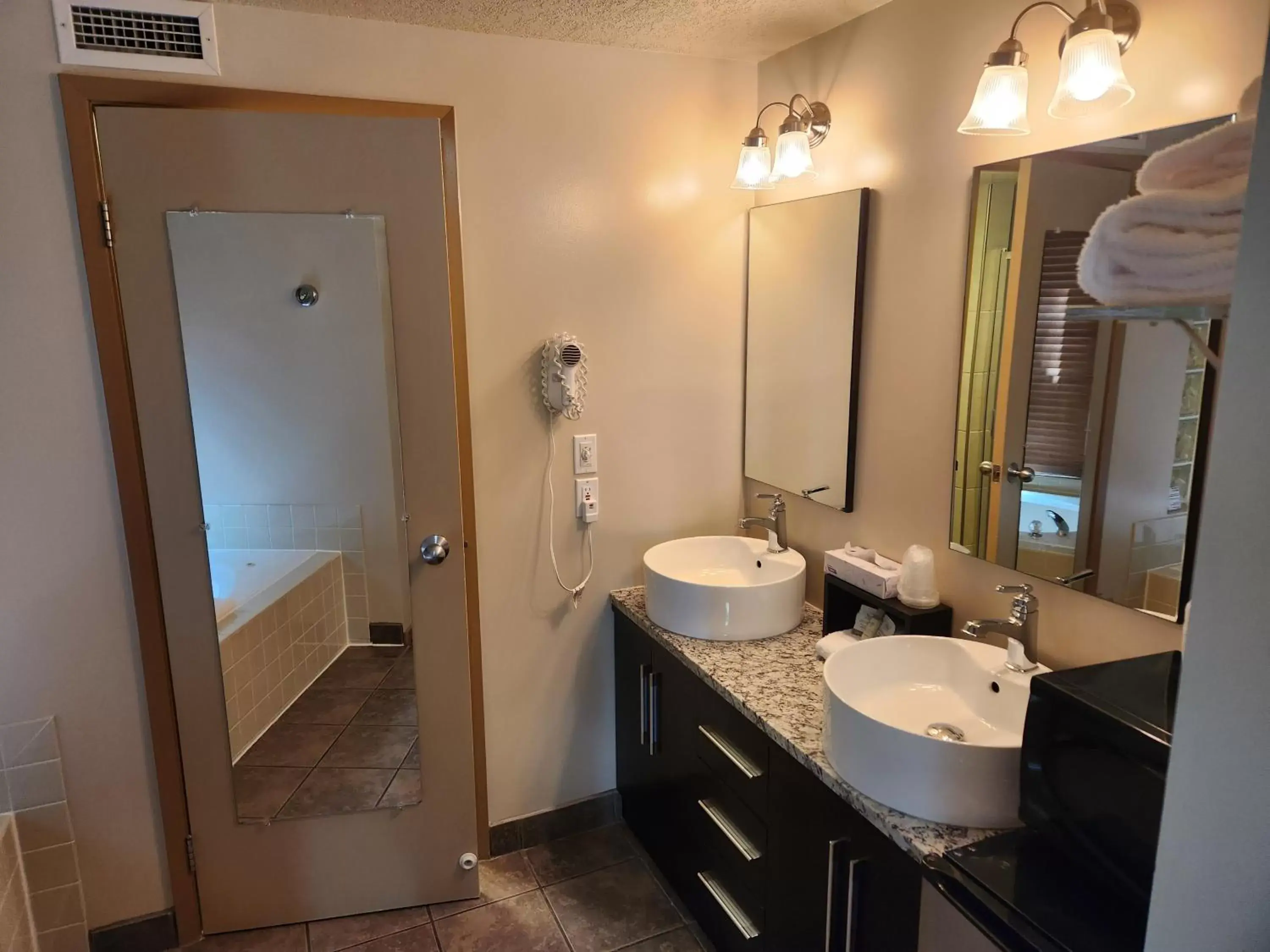 Bathroom in Waterton Lakes Lodge Resort