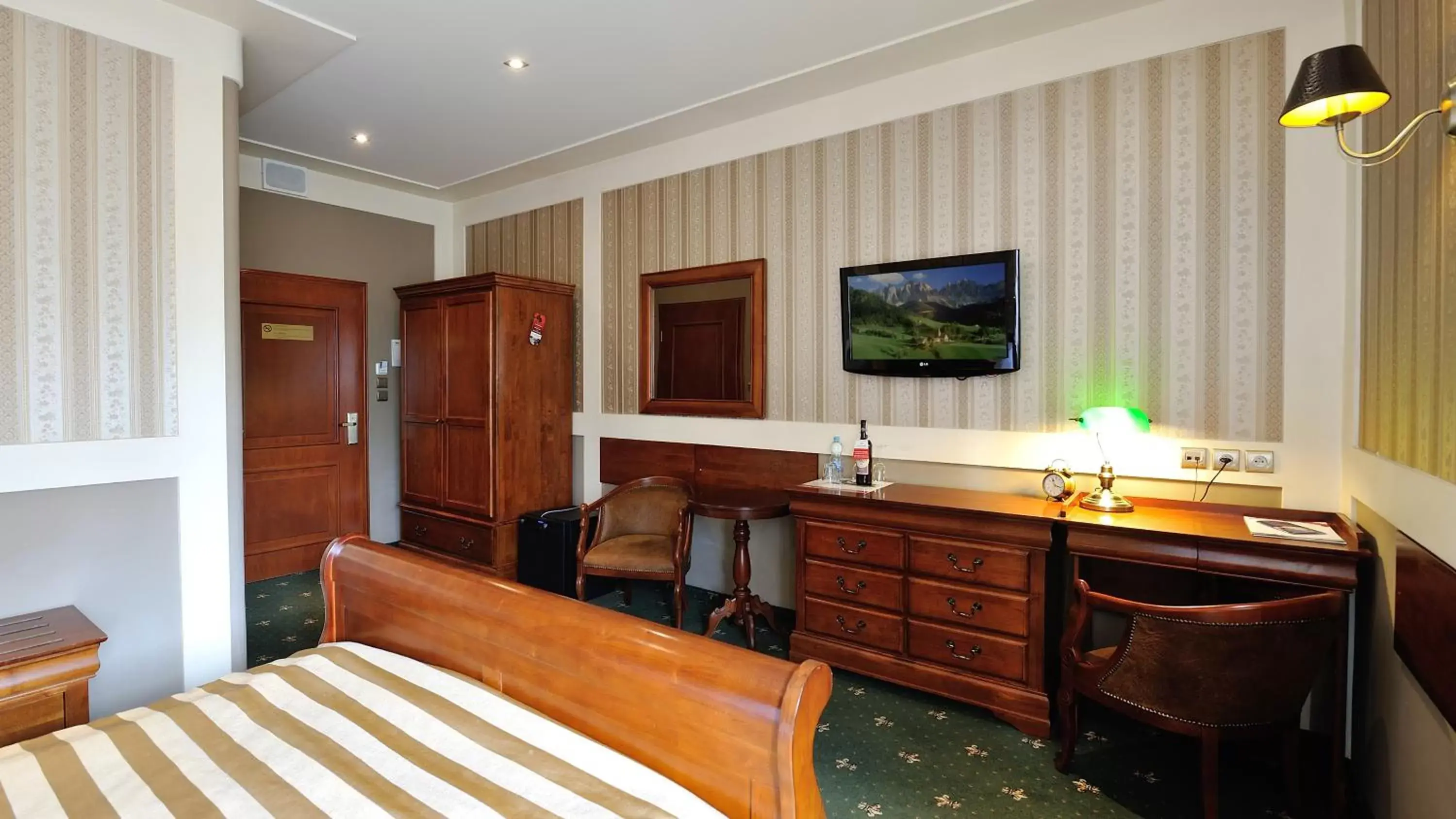 TV and multimedia, Bed in Hotel Diament Arsenal Palace Katowice - Chorzów