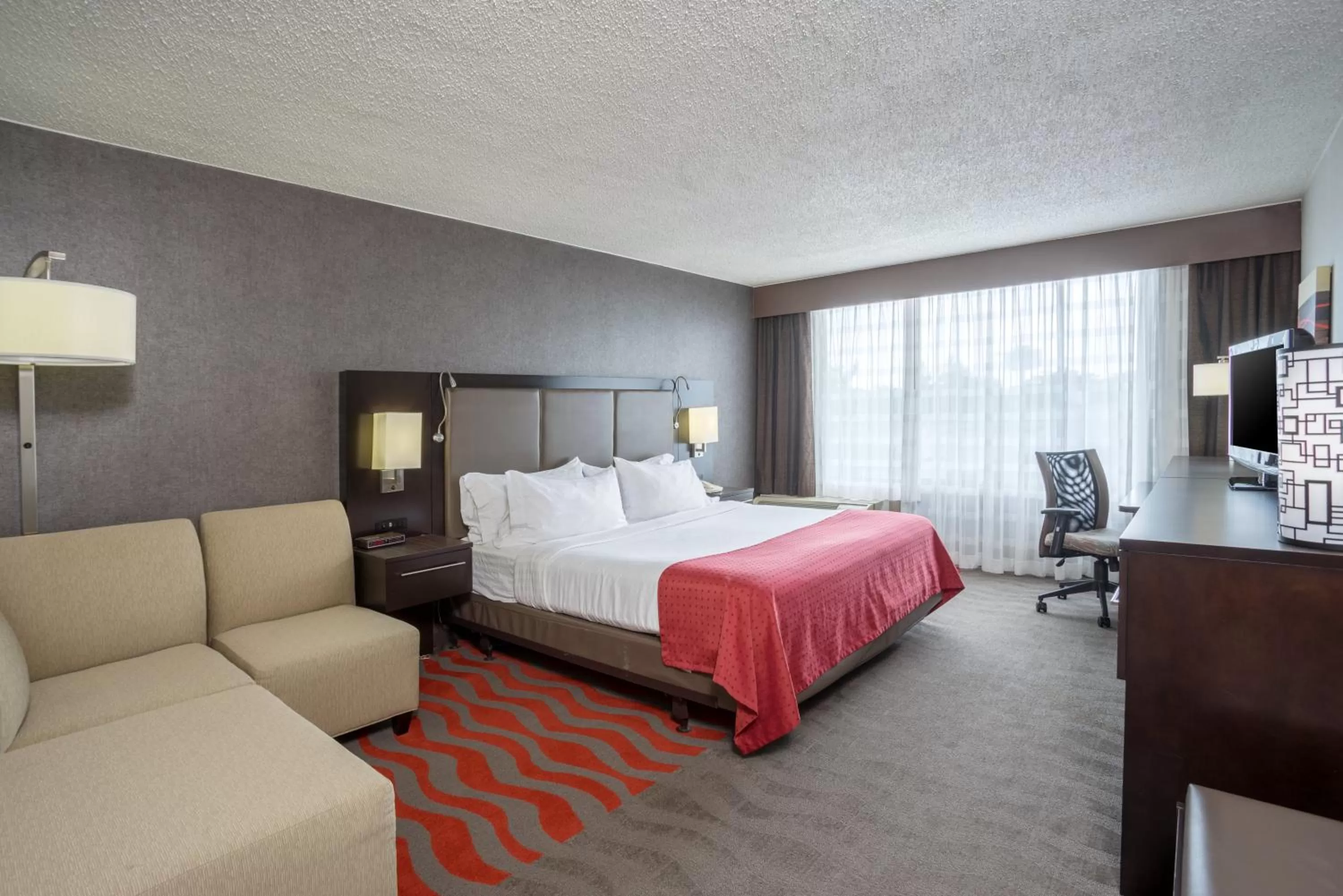 Photo of the whole room, Bed in Holiday Inn Harrisburg I-81 Hershey Area by IHG