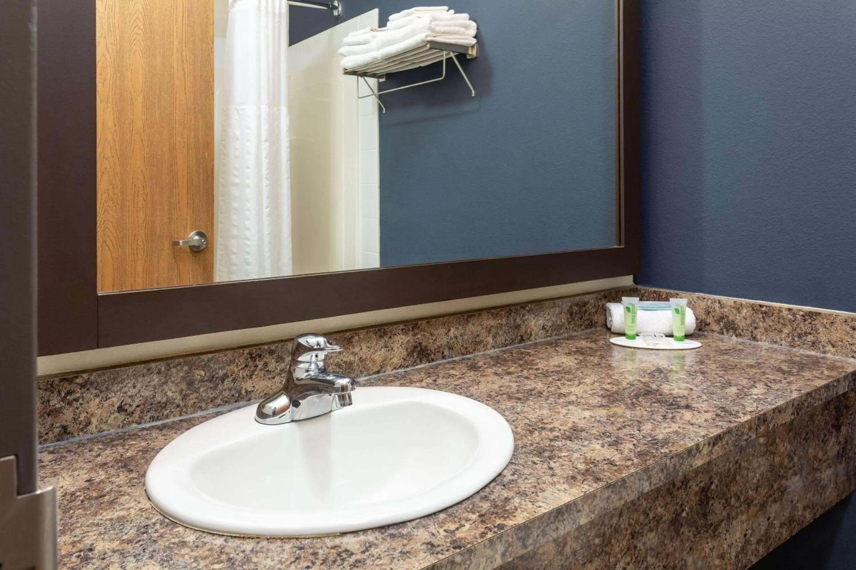 TV and multimedia, Bathroom in Super 8 by Wyndham Lachenaie/Terrebonne