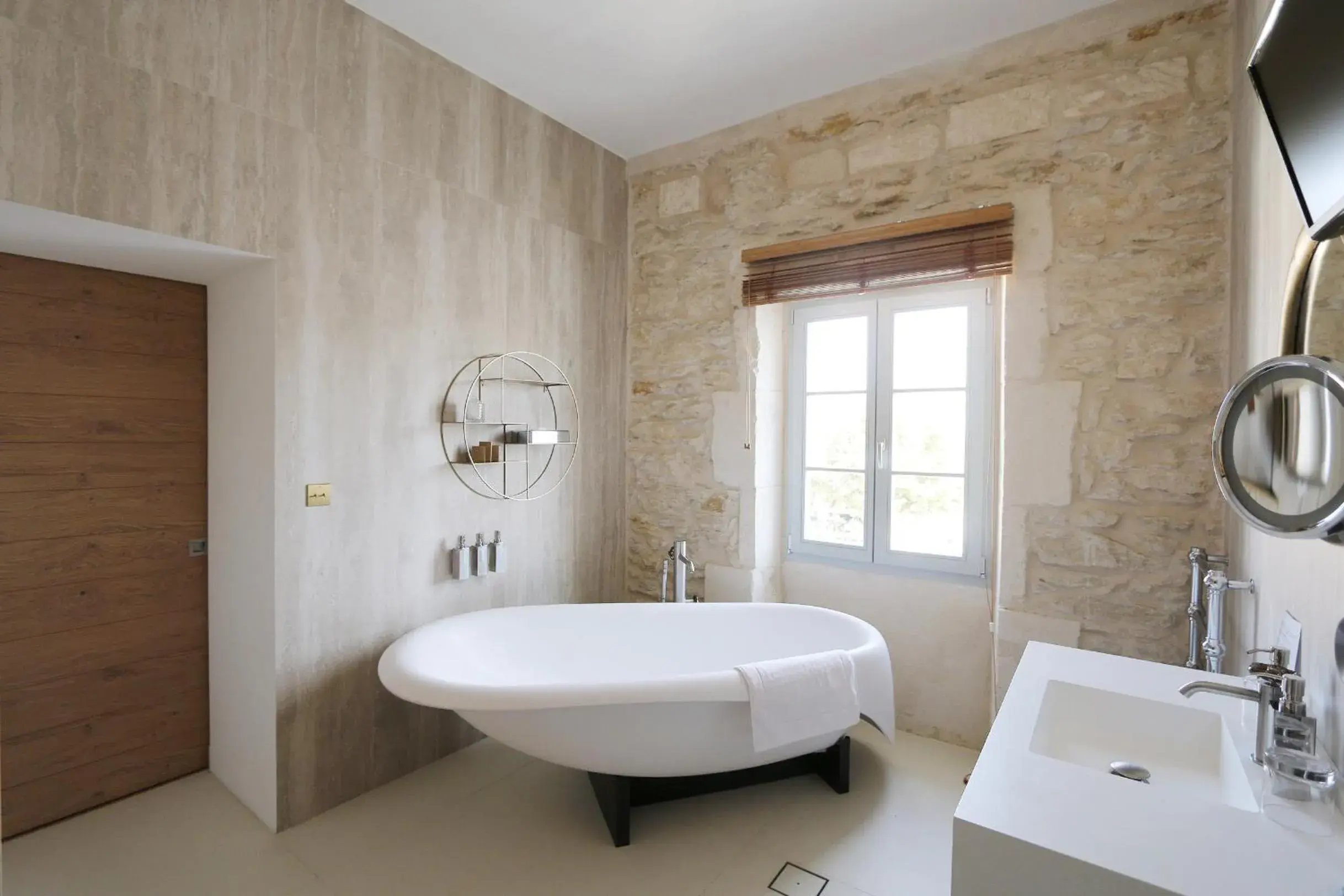 Photo of the whole room, Bathroom in Le Saint Remy