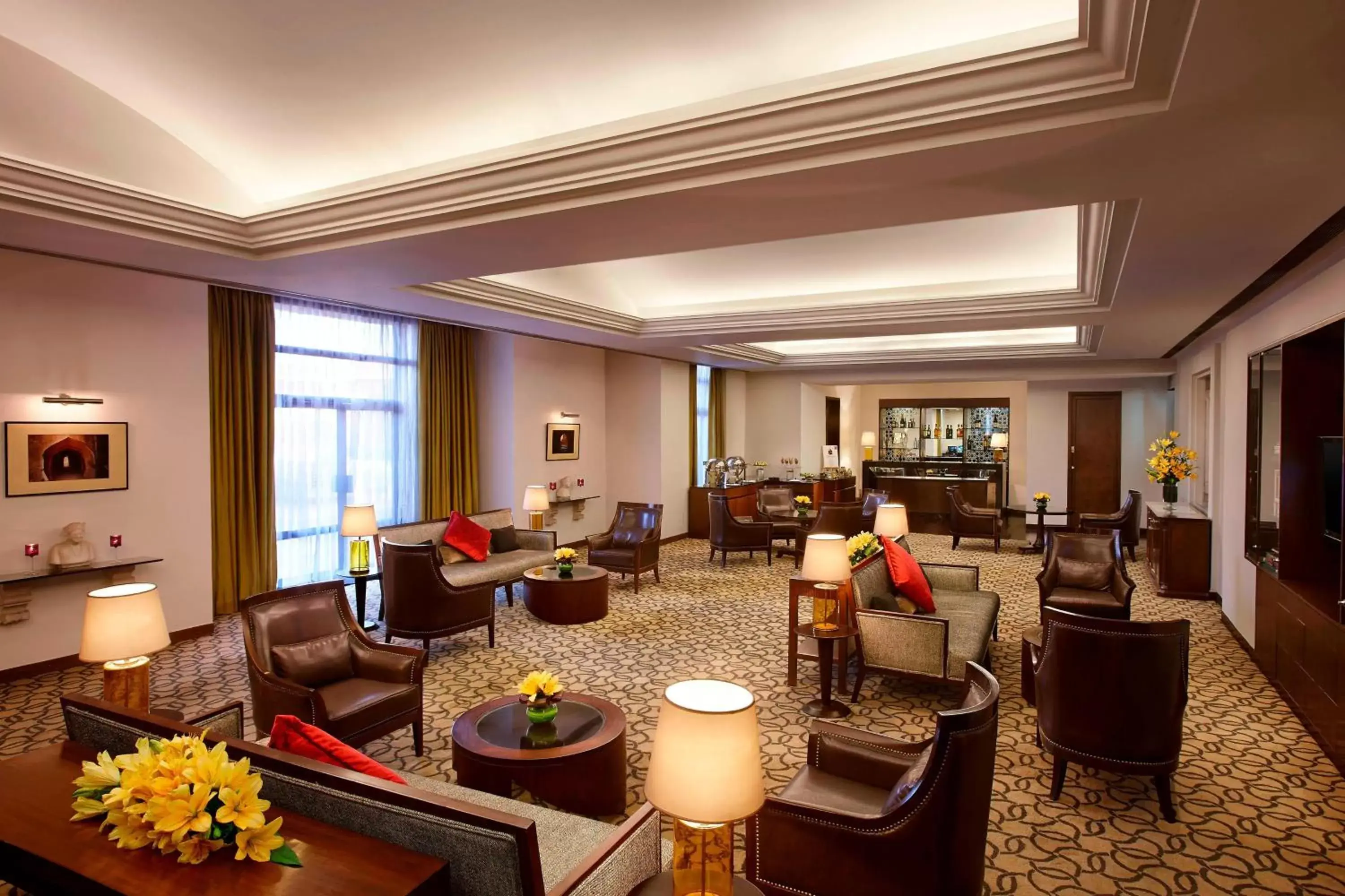 Lounge or bar in ITC Rajputana, a Luxury Collection Hotel, Jaipur