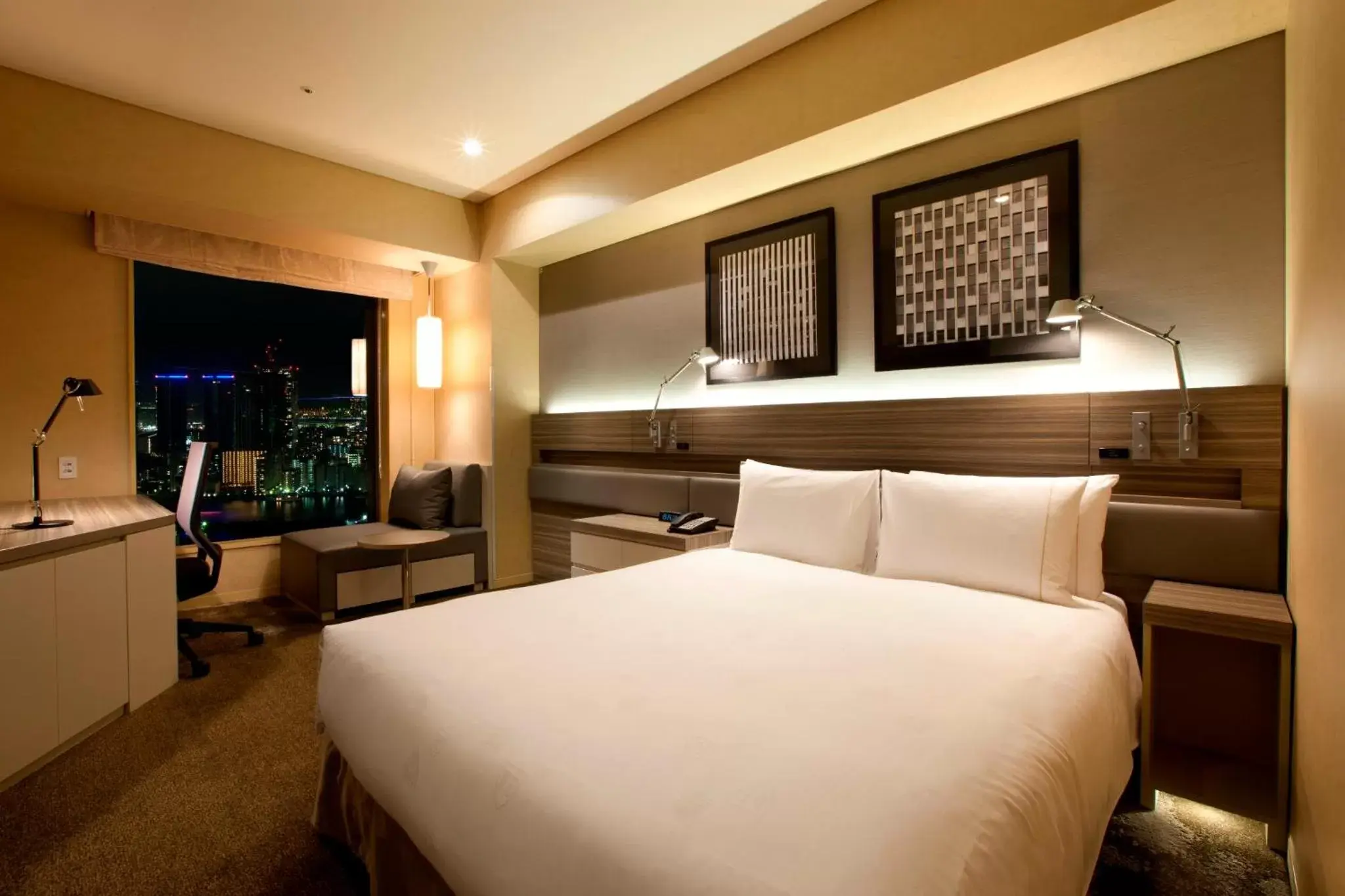 Photo of the whole room, Bed in The Royal Park Hotel Iconic Tokyo Shiodome Photo of the whole room, Bed in The Royal Park Hotel Iconic Tokyo Shiodome