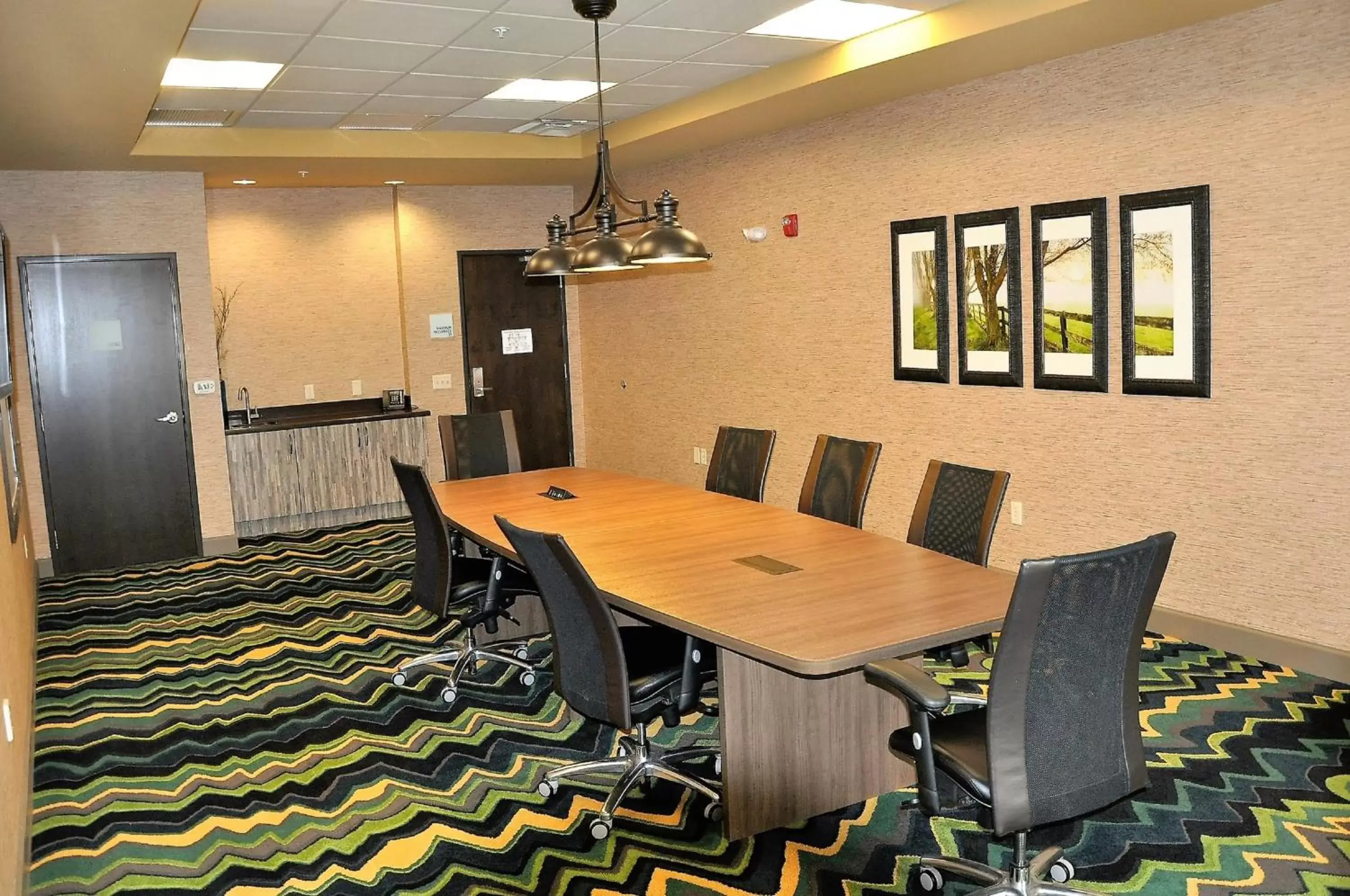 Meeting/conference room in Holiday Inn Express & Suites Perry-National Fairground Area, an IHG Hotel