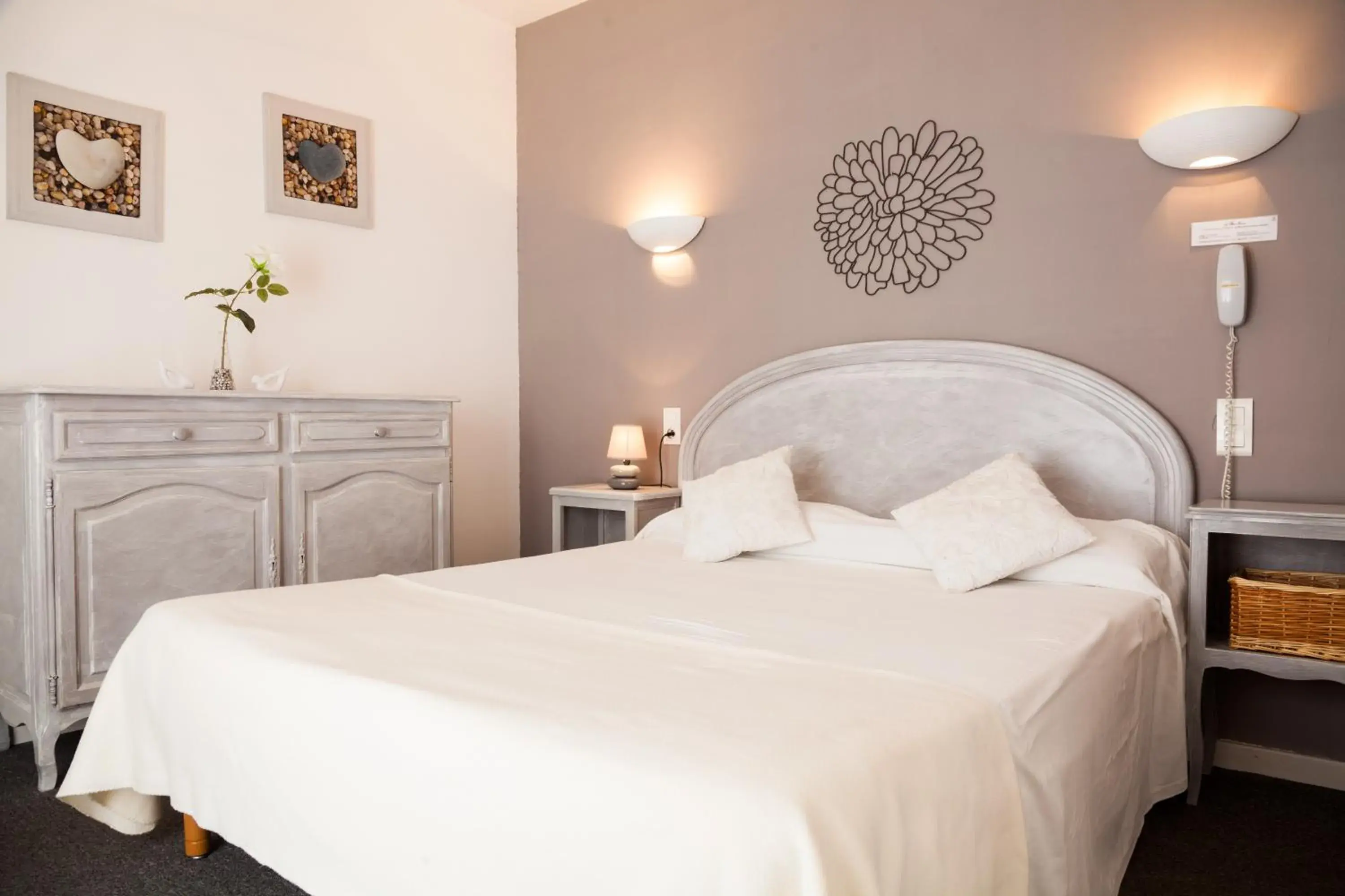 Bedroom, Bed in Le Petit Manoir Logis