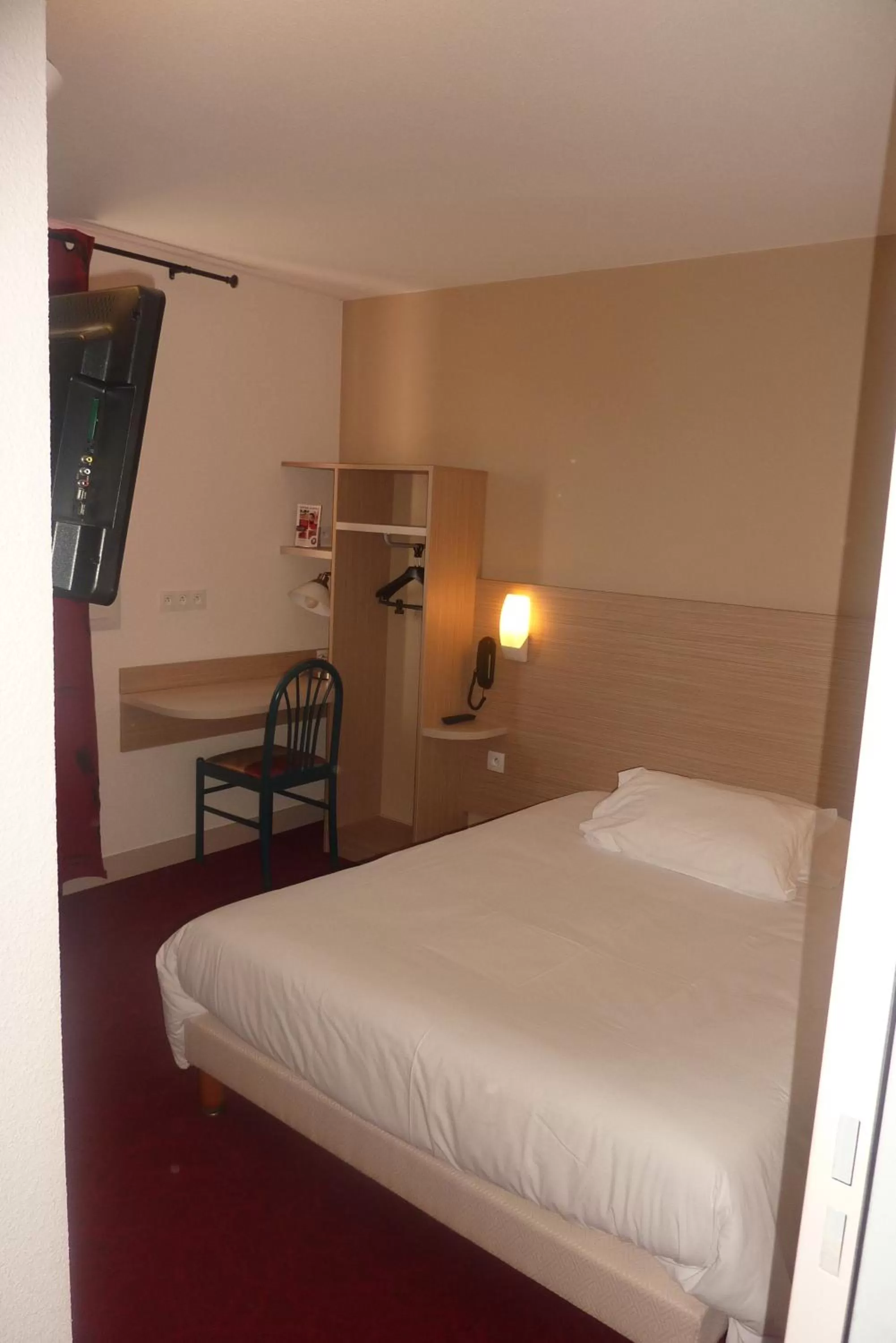 Bedroom, Bed in The Originals City, Hôtel Hélios, Roanne Nord