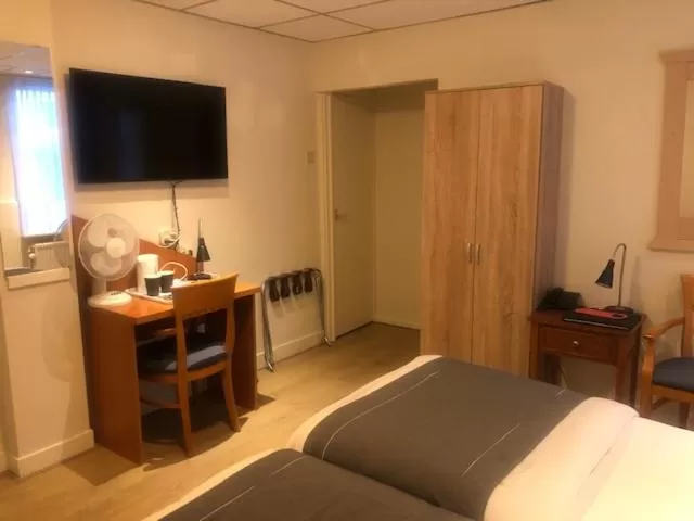 Photo of the whole room, Bed in Delta Hotel City Center