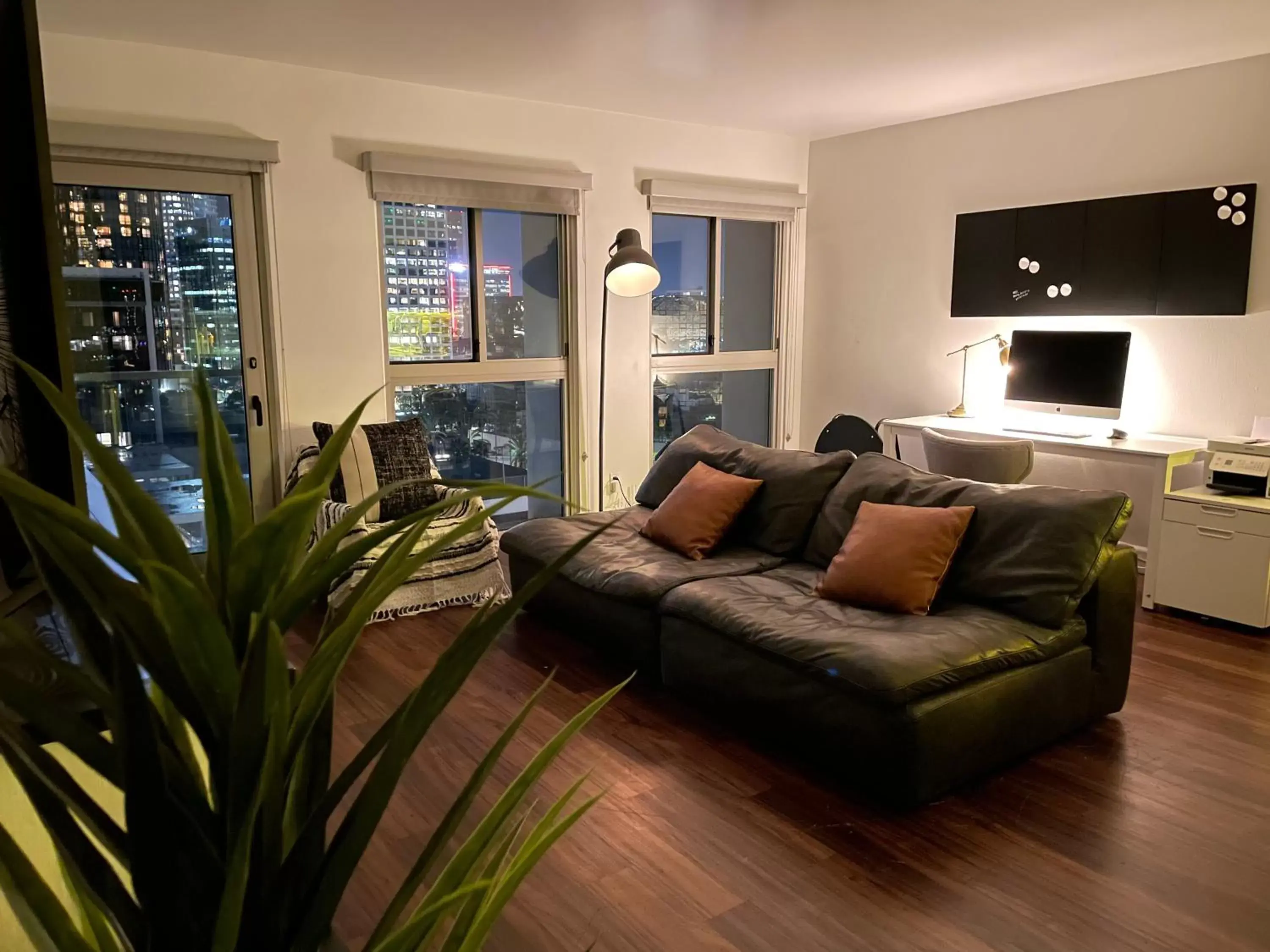 Living room, Seating Area in Amazing DTLA View 1bd Full Kitchen Free Private Parking.