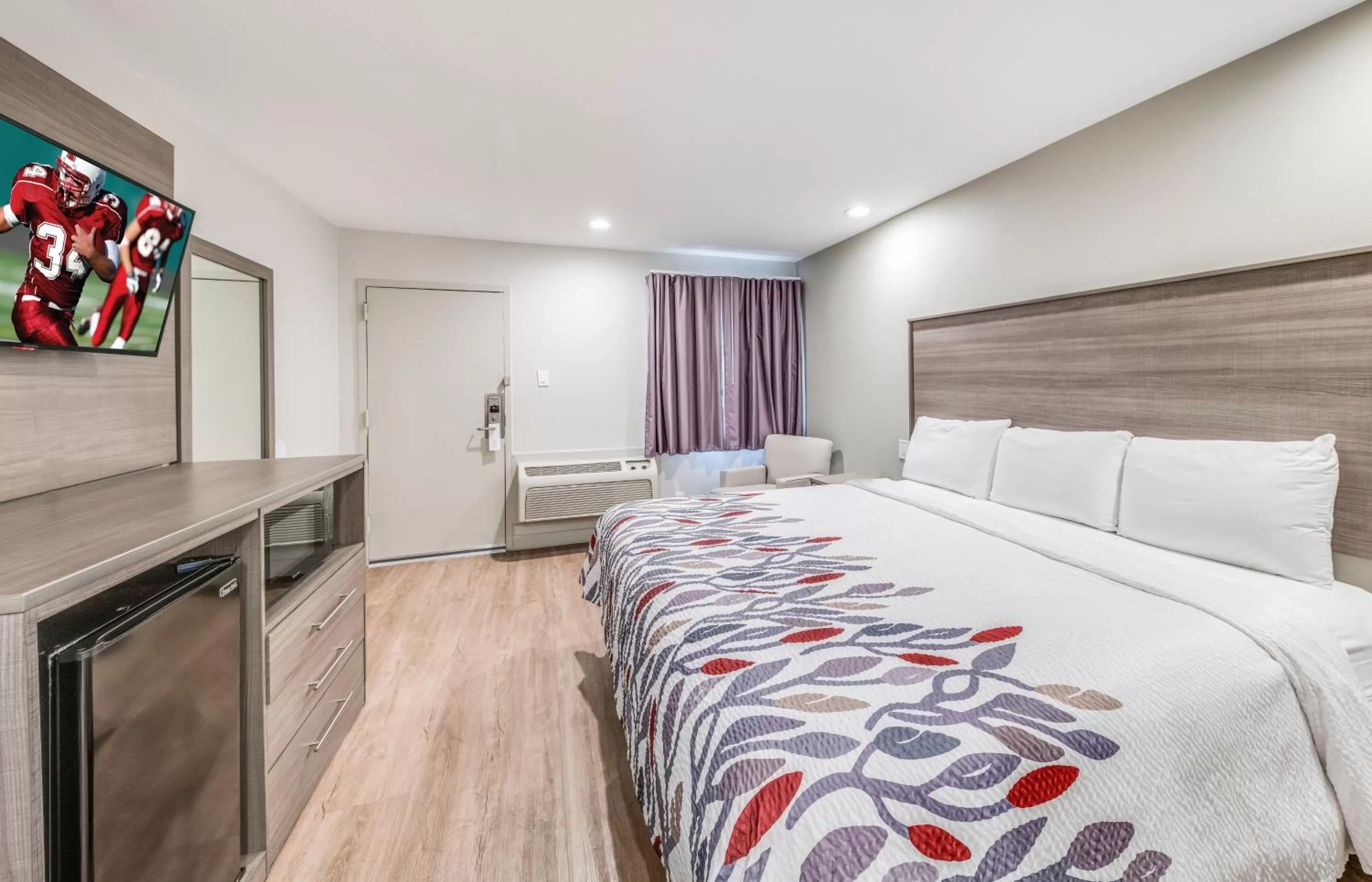 Photo of the whole room, Bed in Red Roof Inn Lewisville