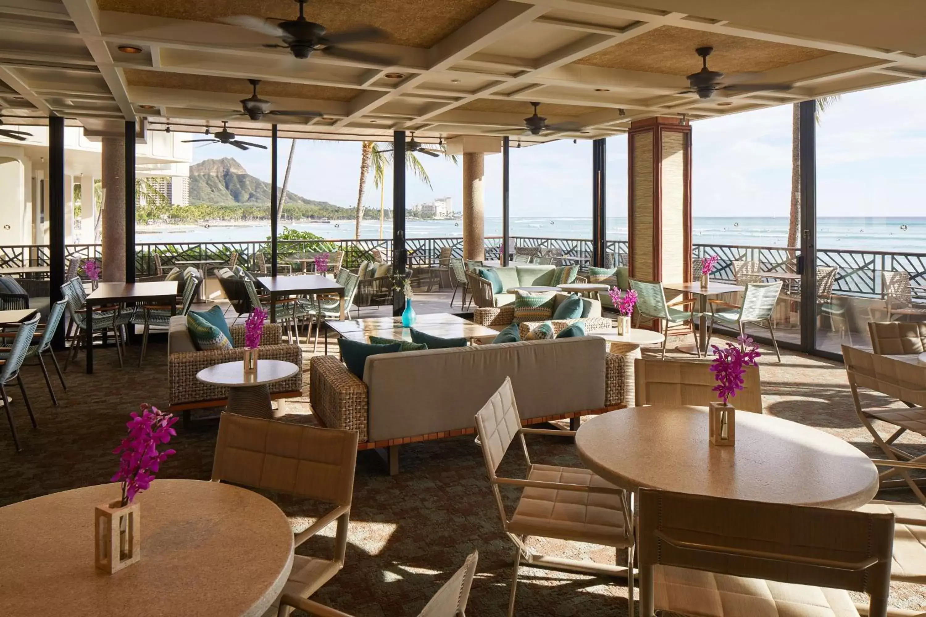 Lounge or bar, Restaurant/Places to Eat in OUTRIGGER Waikiki Beach Resort