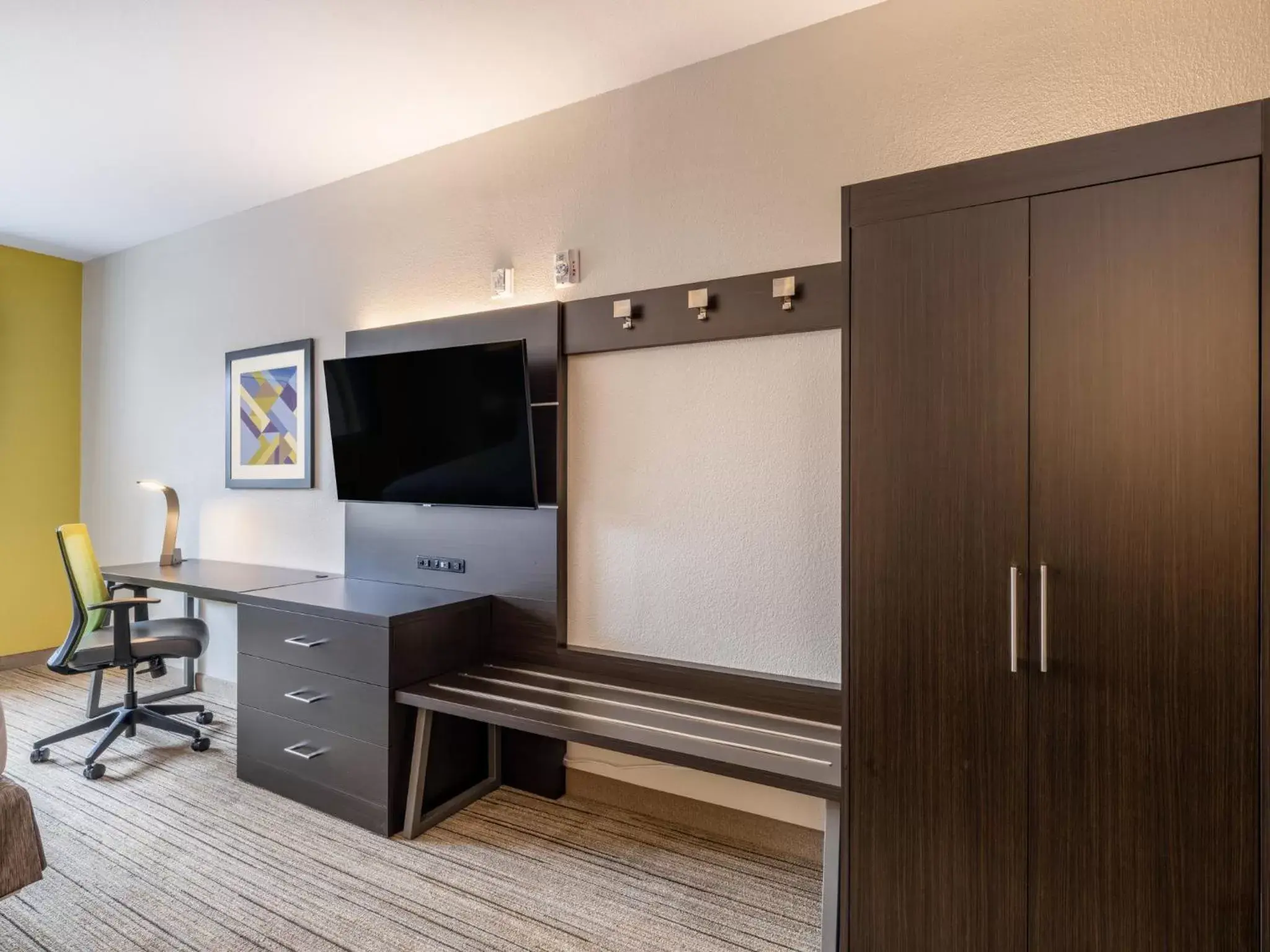 Photo of the whole room, TV/Entertainment Center in Holiday Inn Express Hotel & Suites Beaumont Northwest, an IHG Hotel