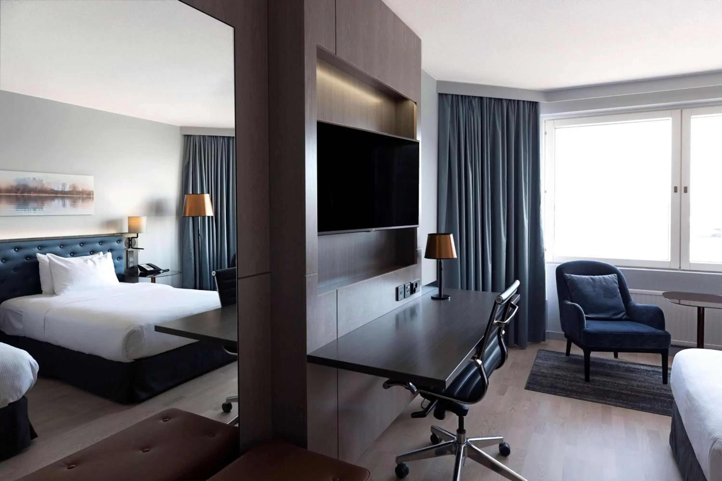 Bedroom, TV/Entertainment Center in Hilton Helsinki Strand