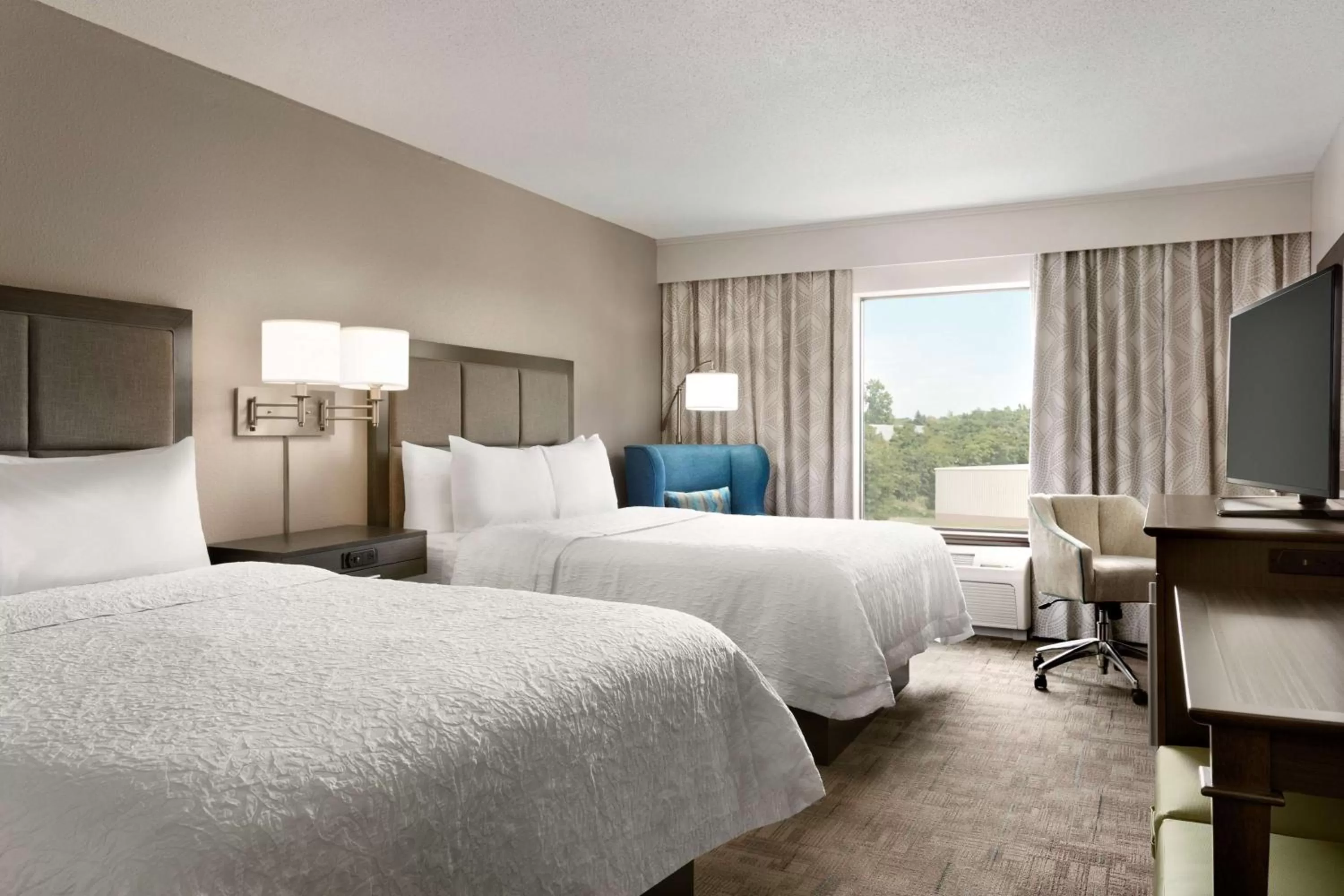 Bedroom, Bed in Hampton Inn Stow