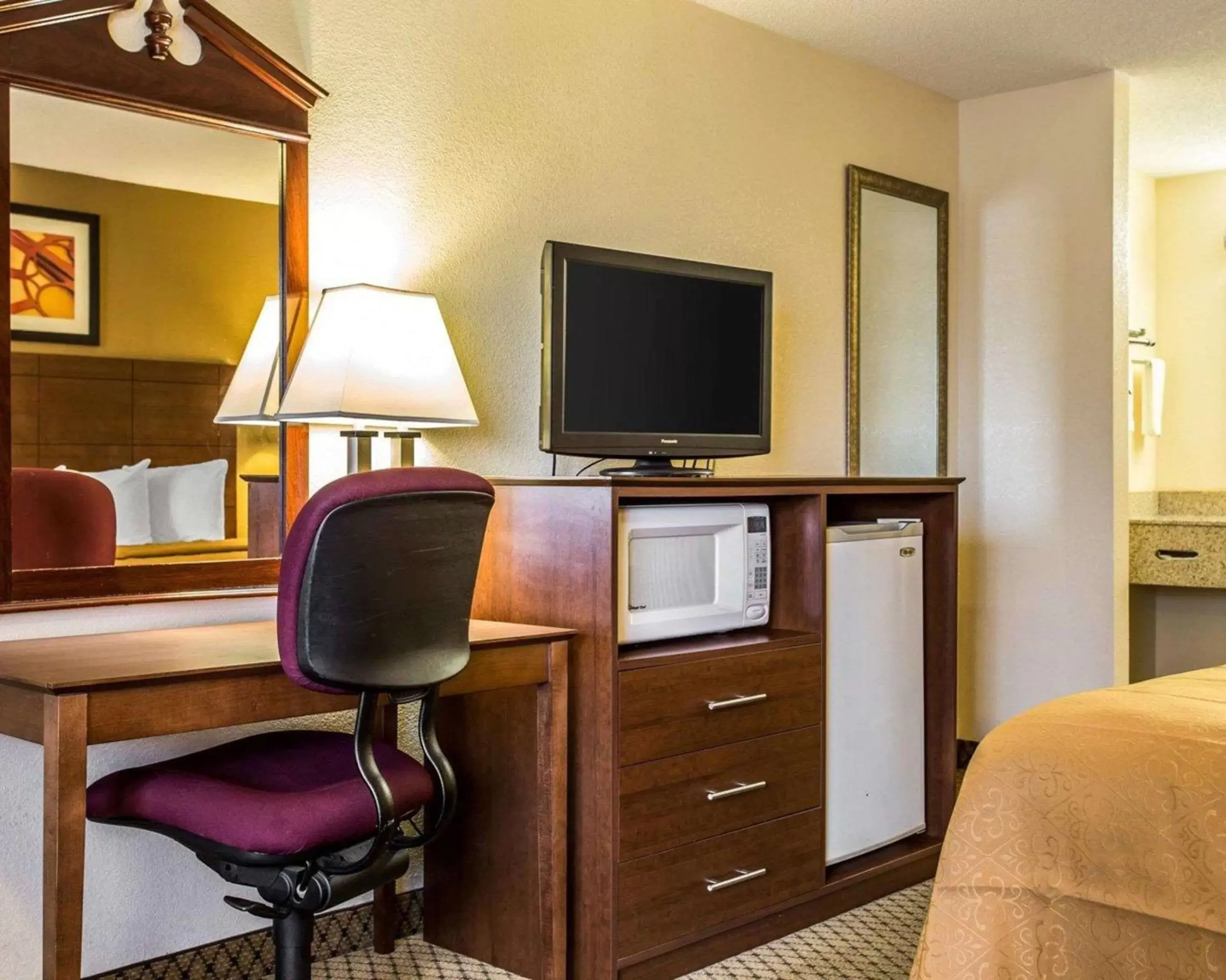 TV and multimedia, TV/Entertainment Center in Quality Inn & Suites Morrow Atlanta South