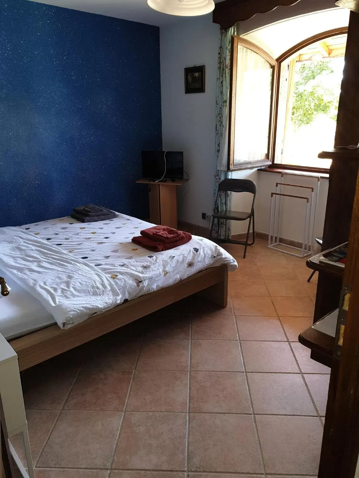 Photo of the whole room, Bed in Ferme de la Combe - The Goldy's Farm