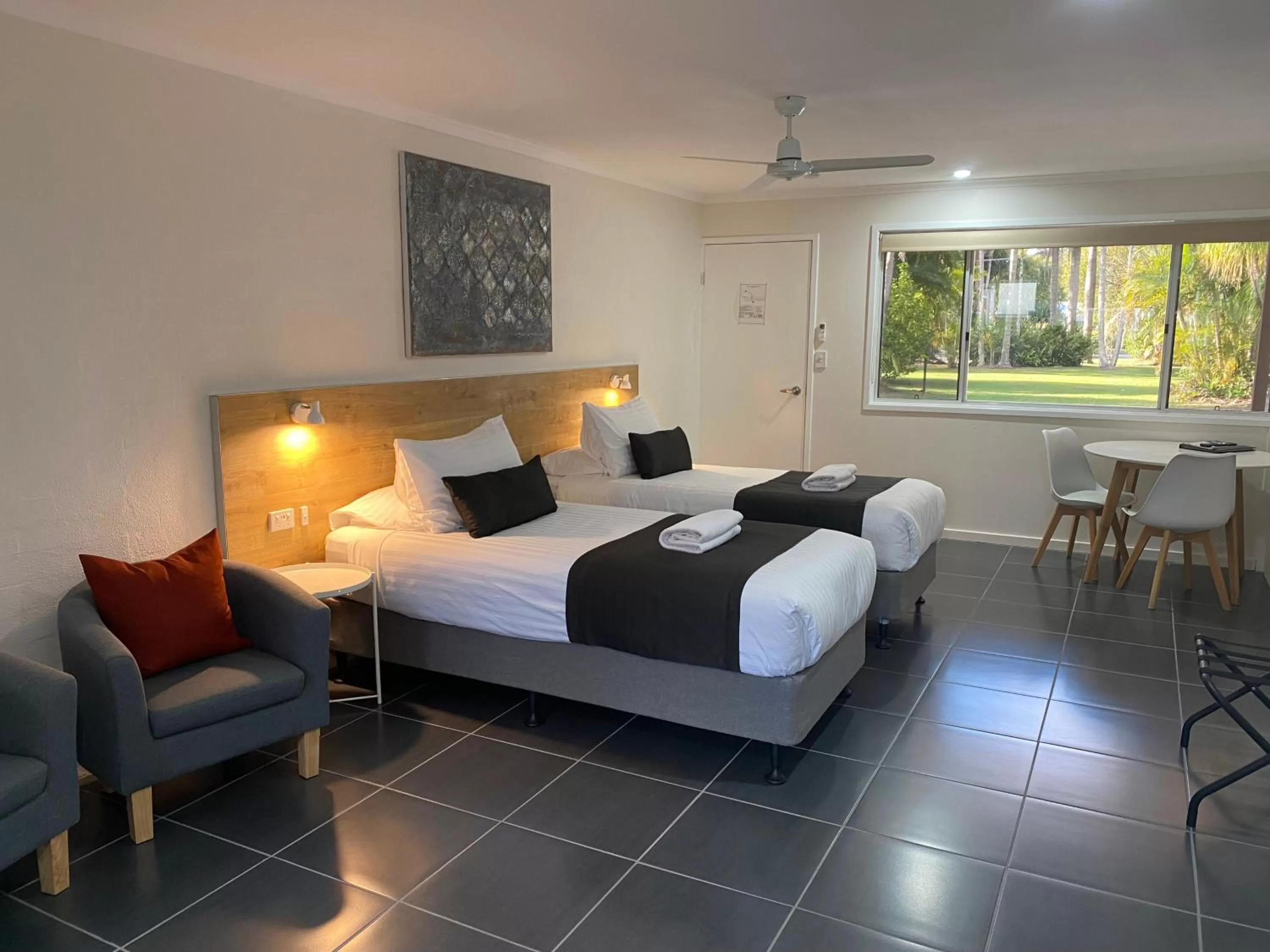 Photo of the whole room, Bed in Tin Can Bay Motel