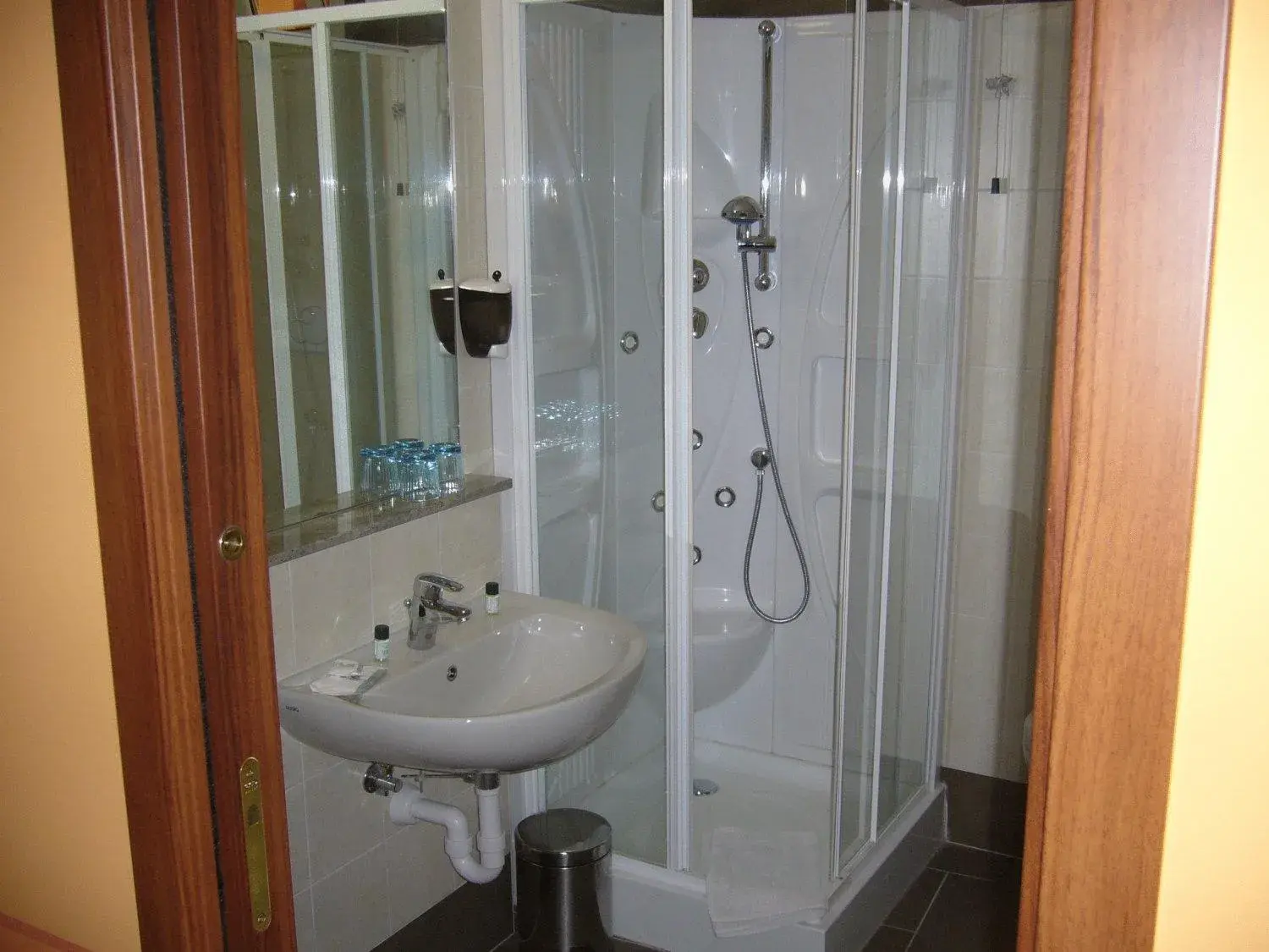Shower, Bathroom in Hotel Azalea