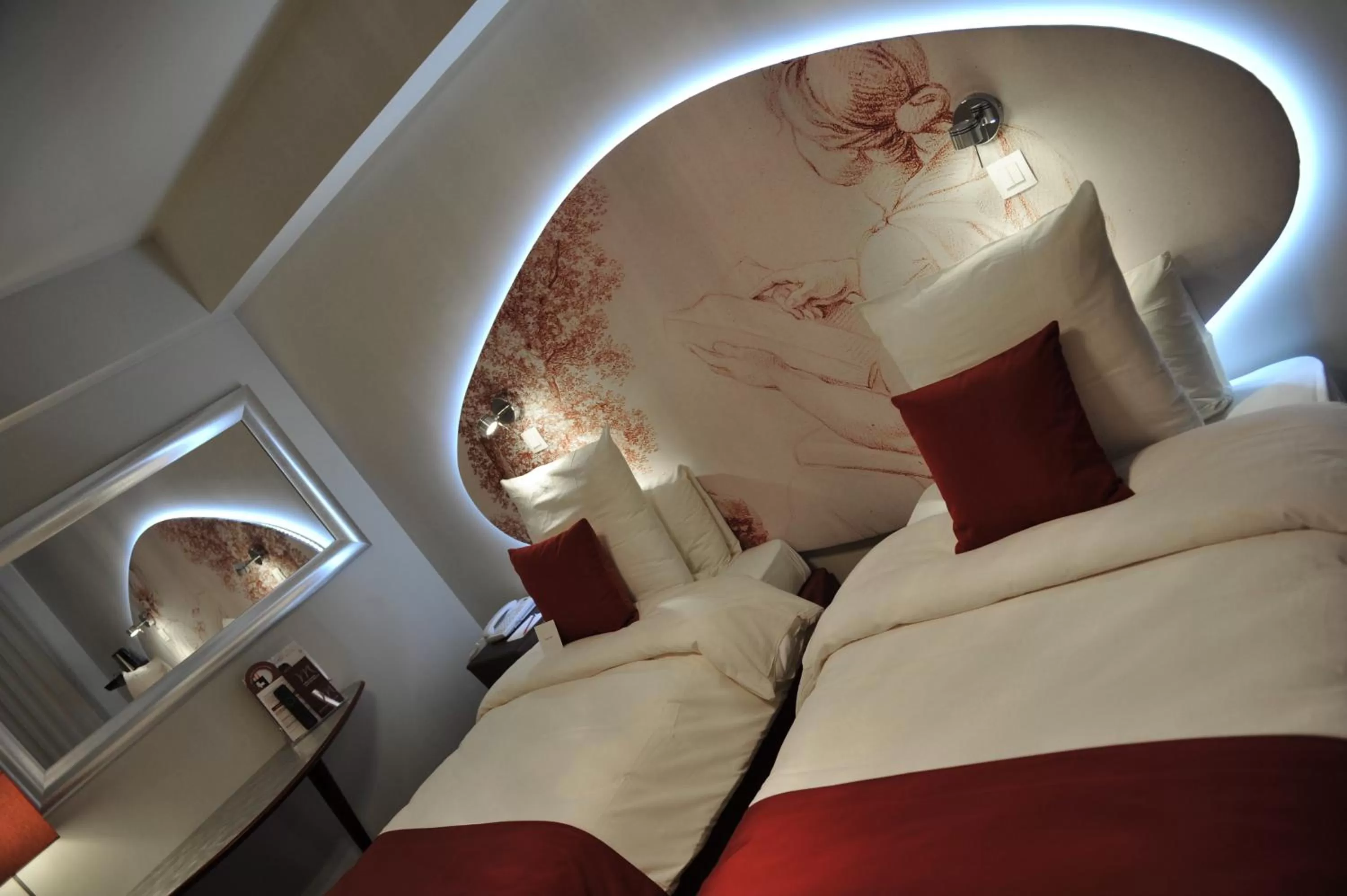 Photo of the whole room, Bed in Mercure Paris Bastille Marais