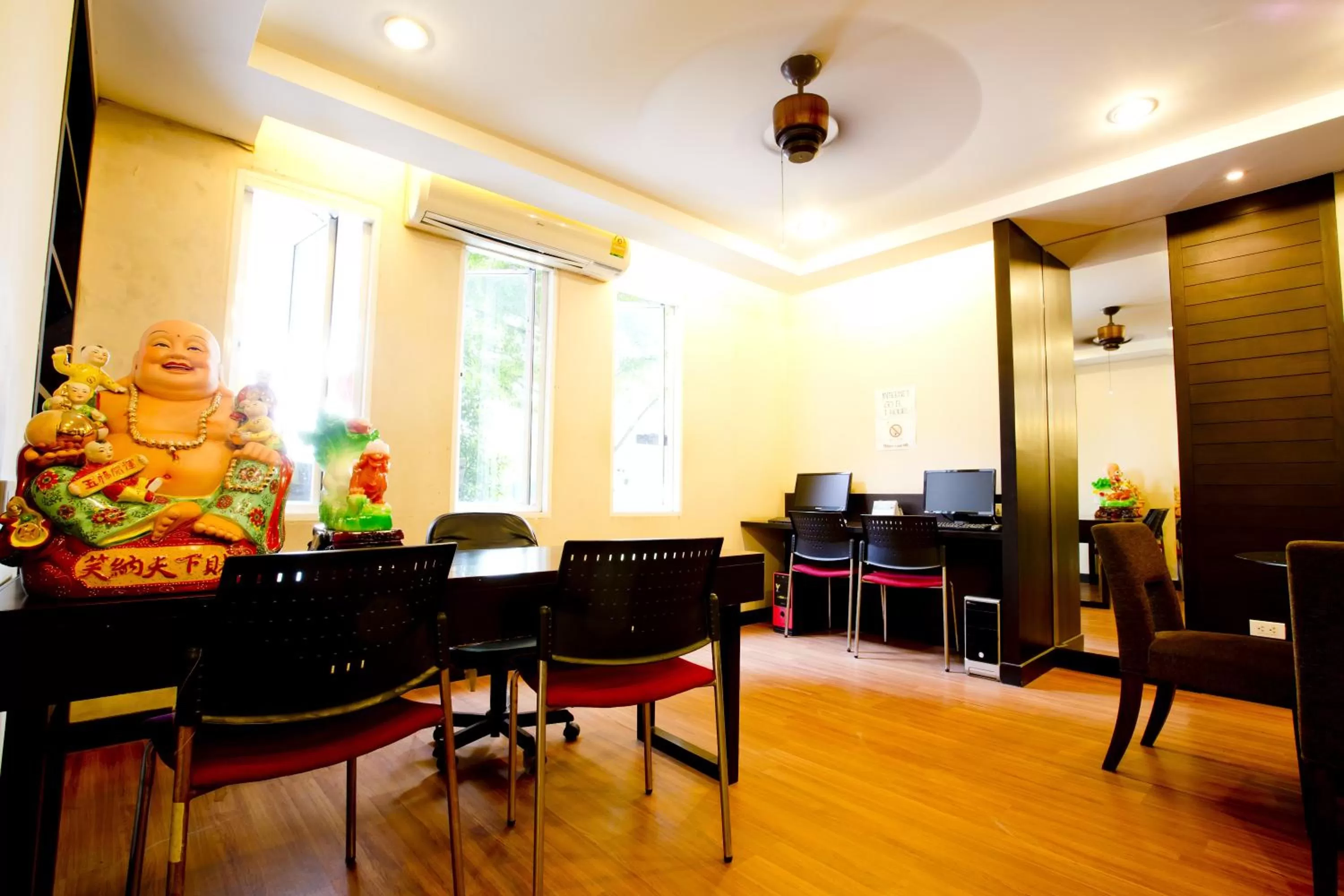 Communal lounge/ TV room in Sinsuvarn Airport Suite Hotel