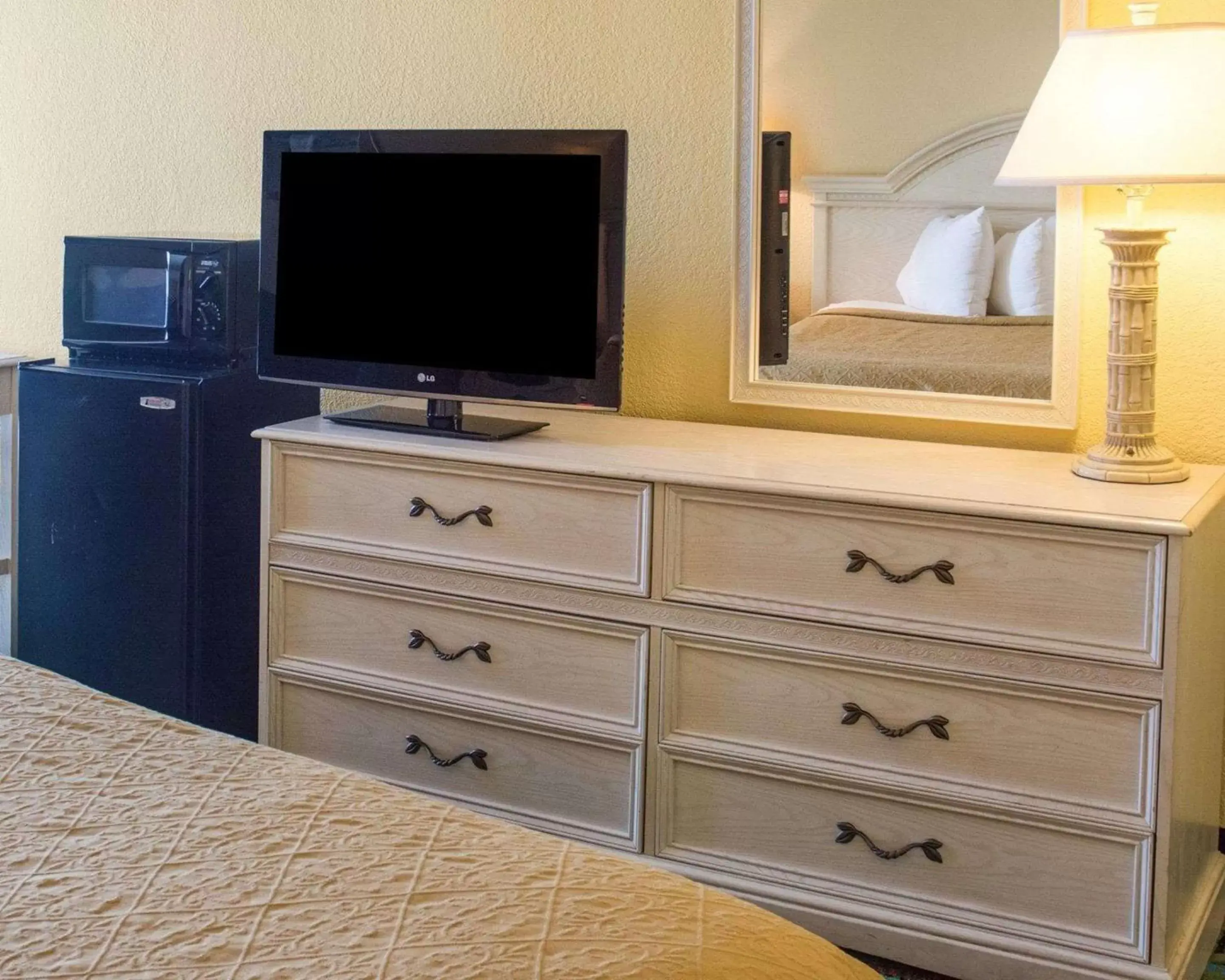 Bedroom, TV/Entertainment Center in Quality Inn And Suites Oceanfront