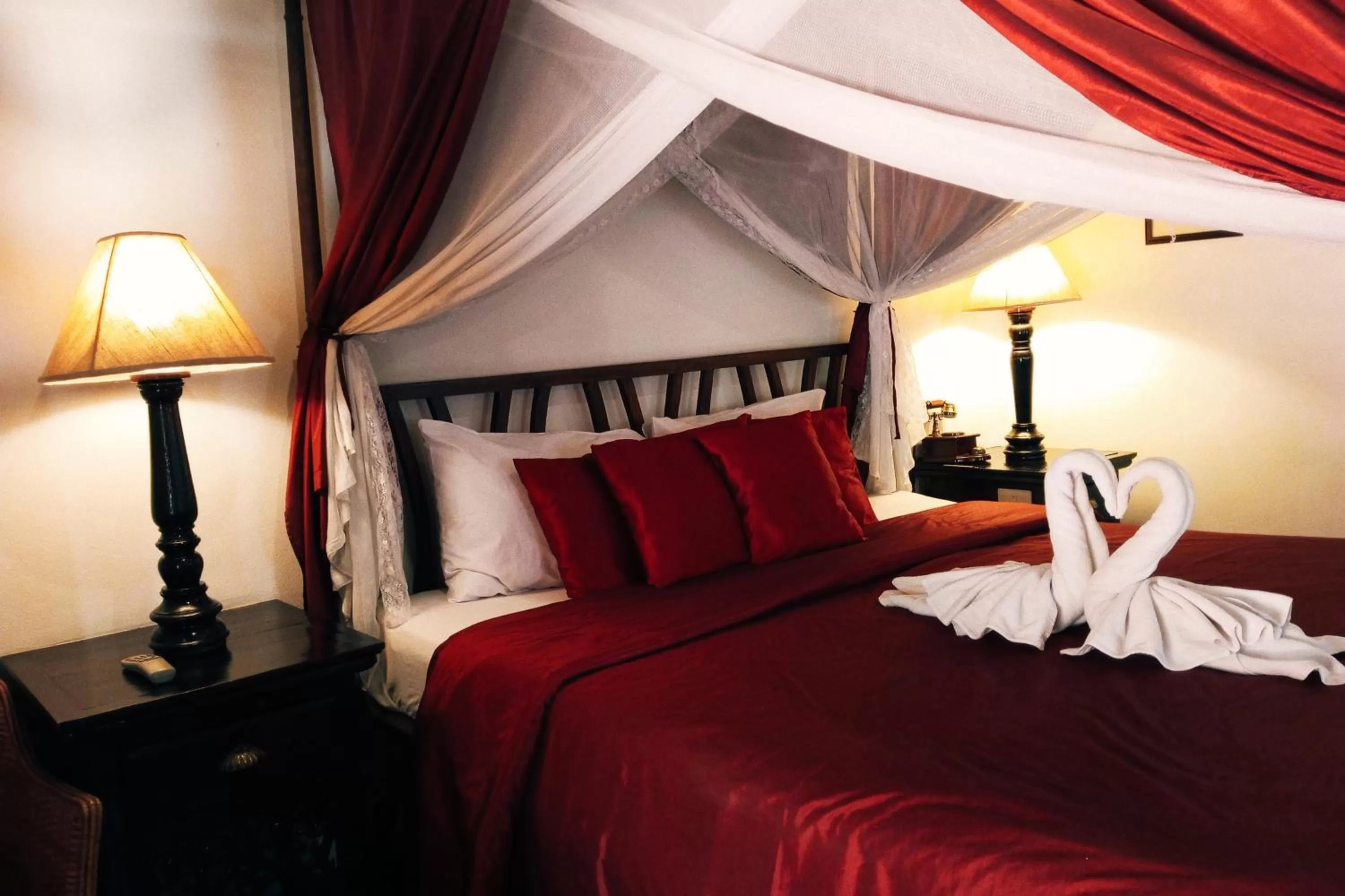 Bed in Tri Yaan Na Ros Colonial House