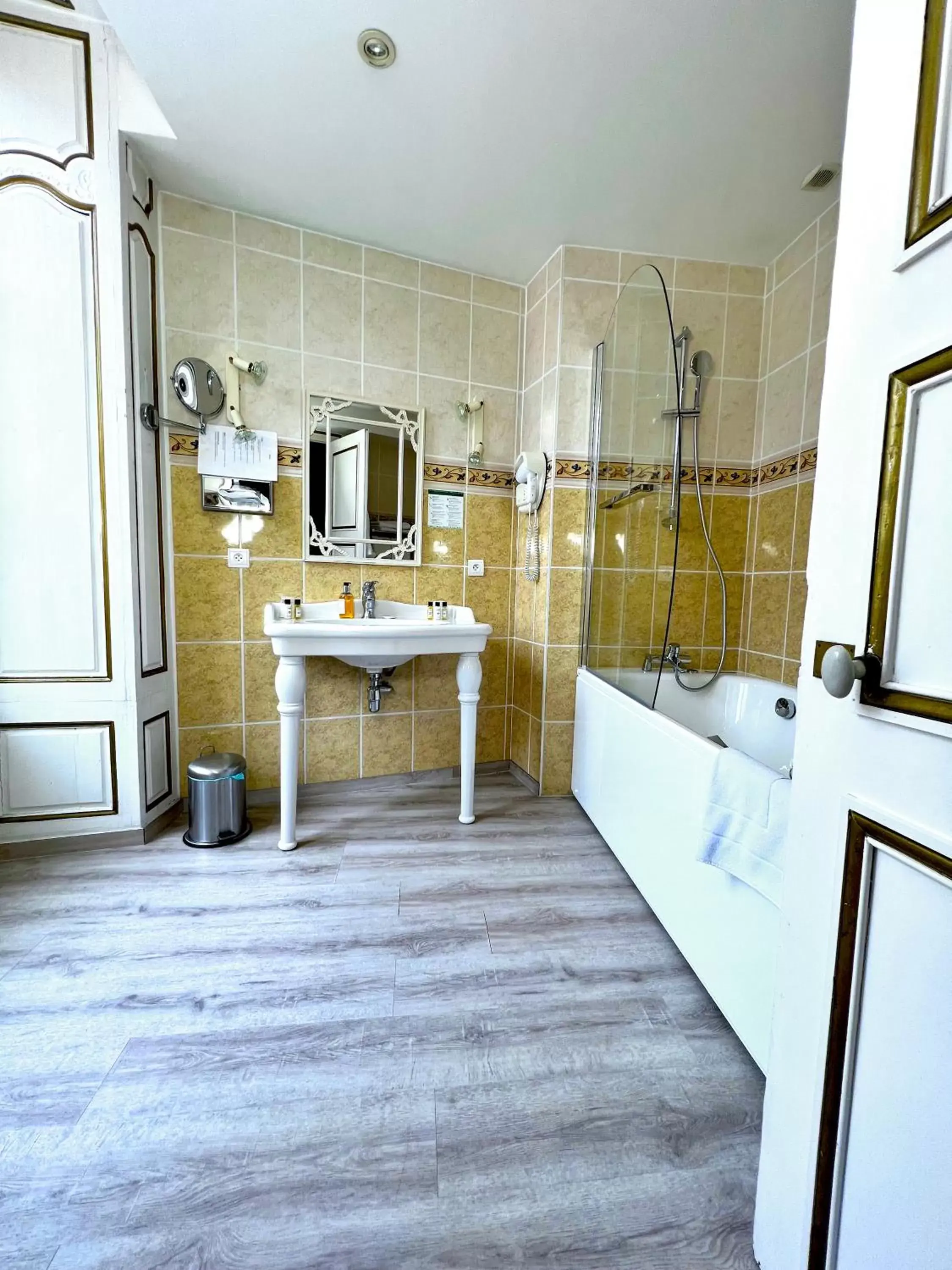 Bathroom in Hotel De La Poste