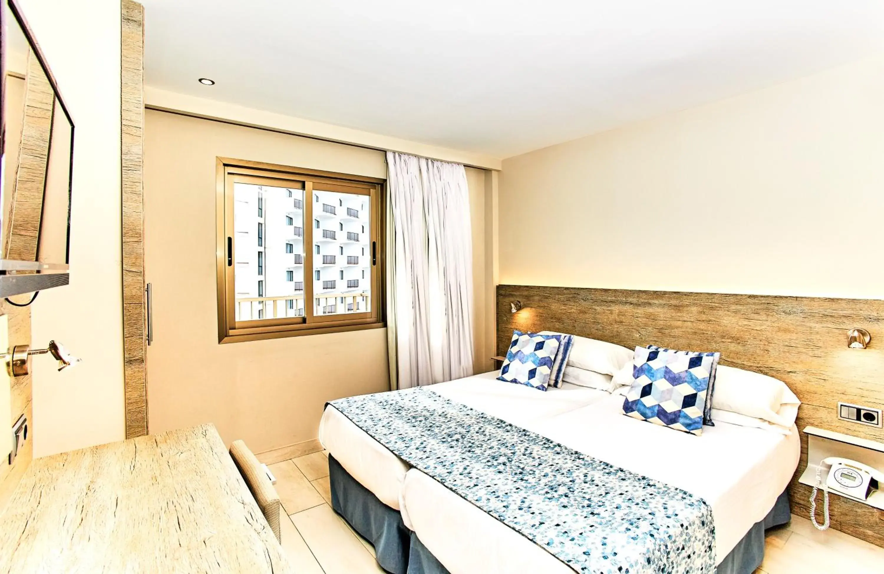 Photo of the whole room, Bed in Alua Palmanova Bay