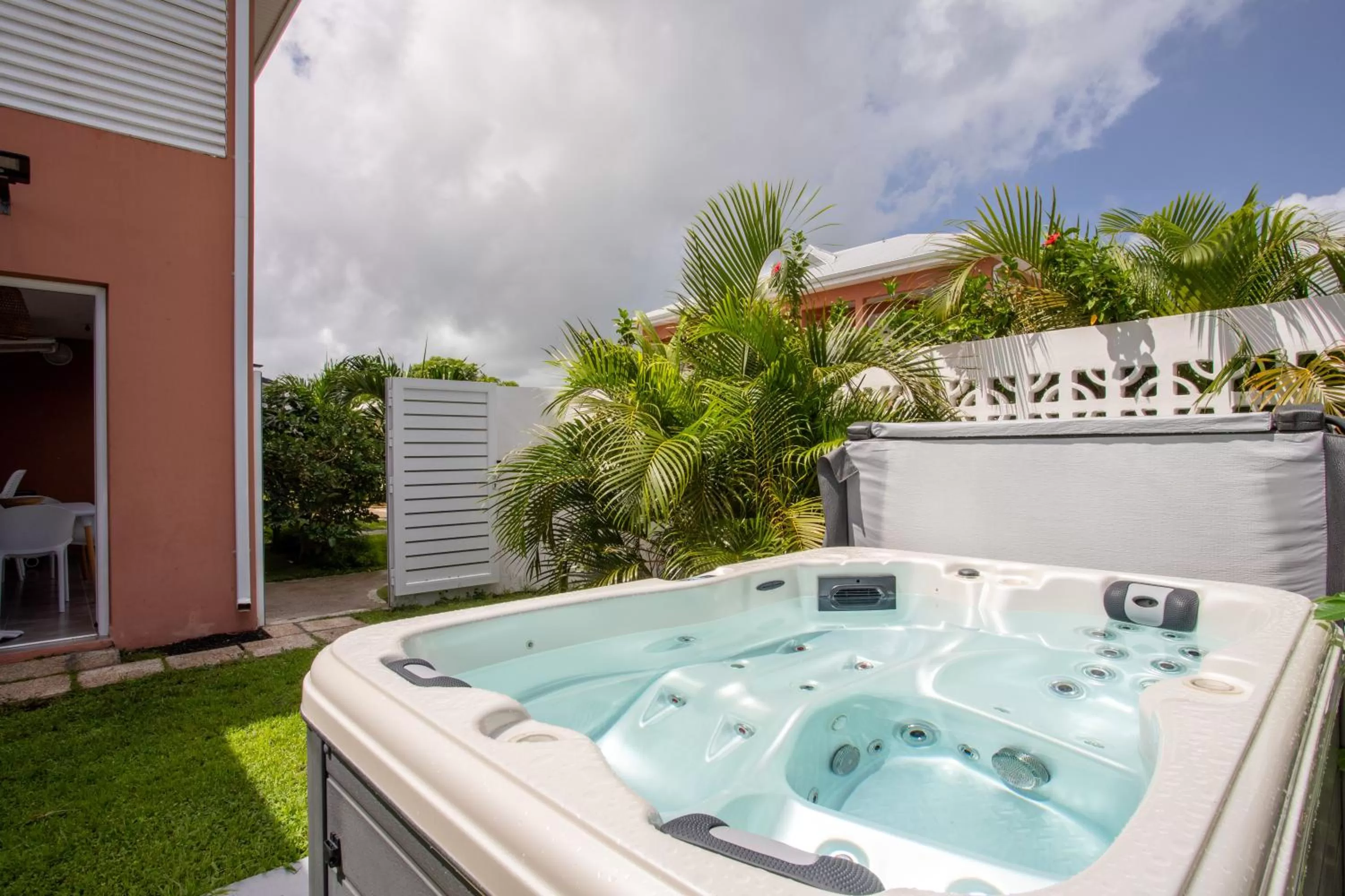 Hot Tub in Hôtel Guadeloupe Palm Suites