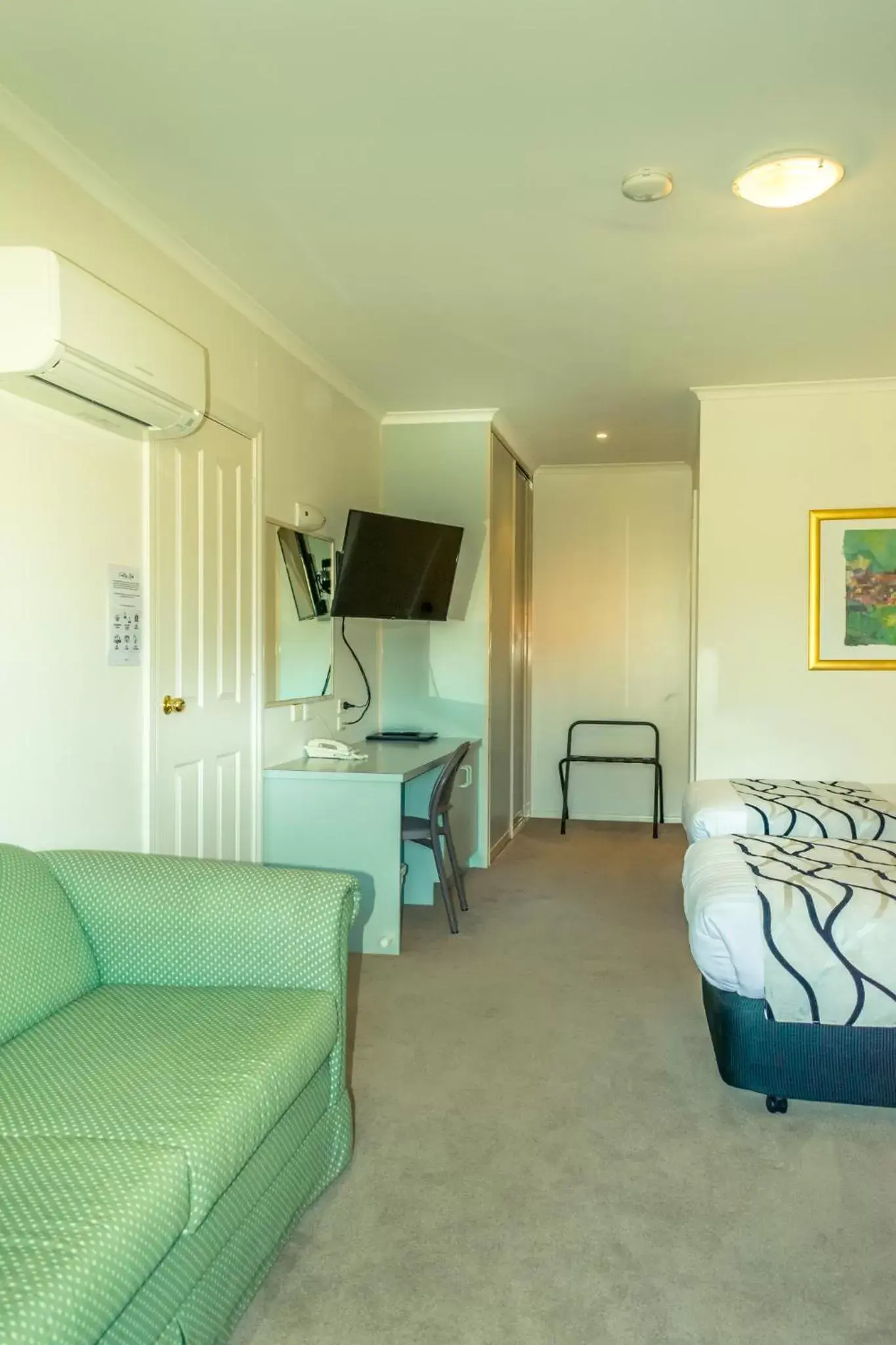 Communal lounge/ TV room, Seating Area in Deniliquin Country Club Motor Inn