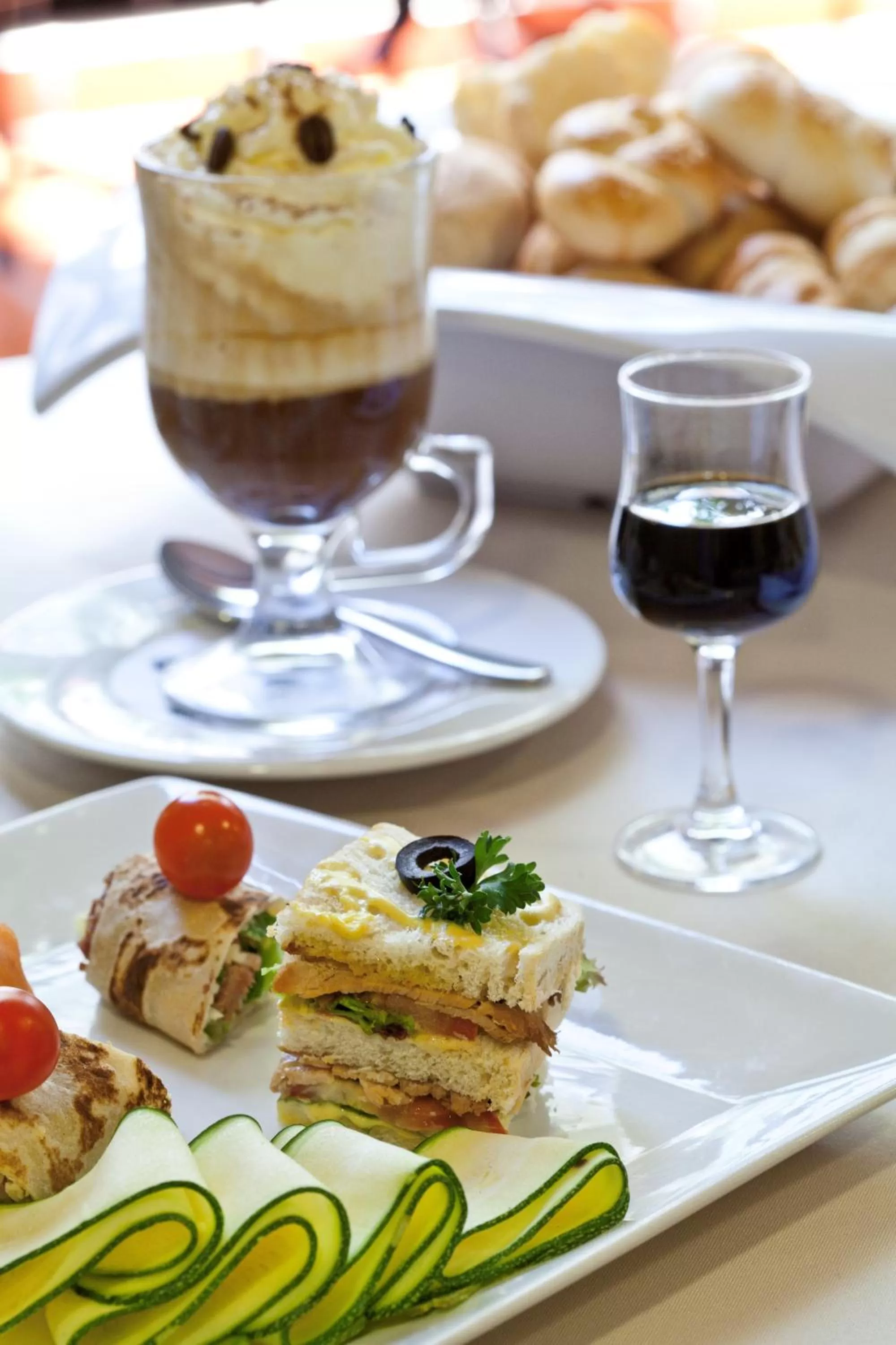 Restaurant/places to eat in Hotel Estelar Suites Jones