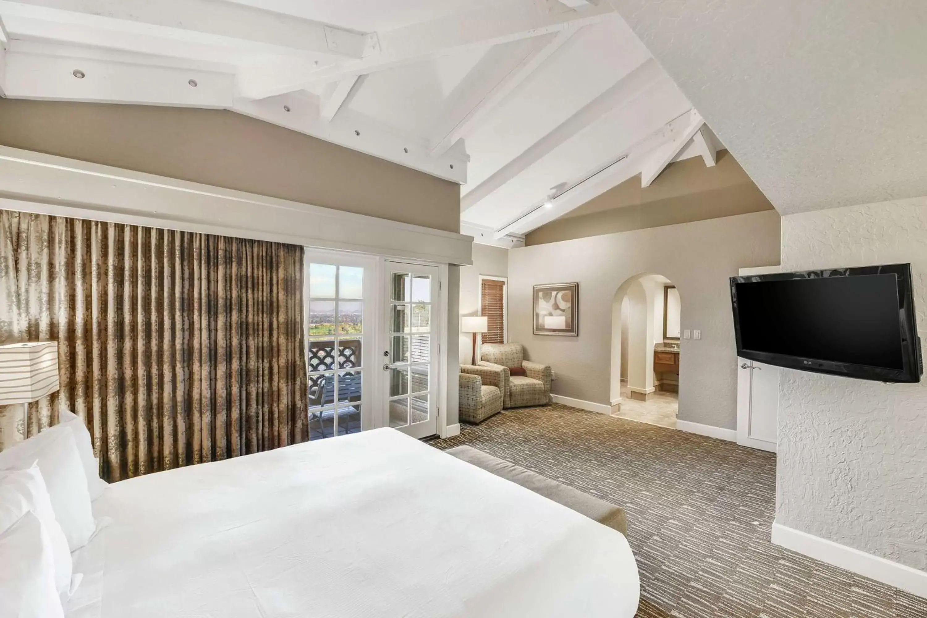Bed in Hilton Phoenix Tapatio Cliffs Resort
