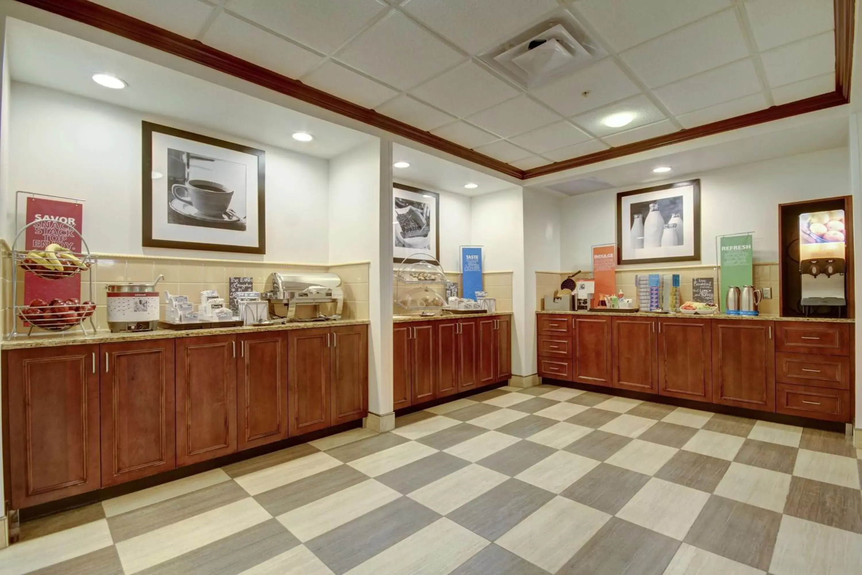 Dining area in Hampton Inn and Suites Alexandria