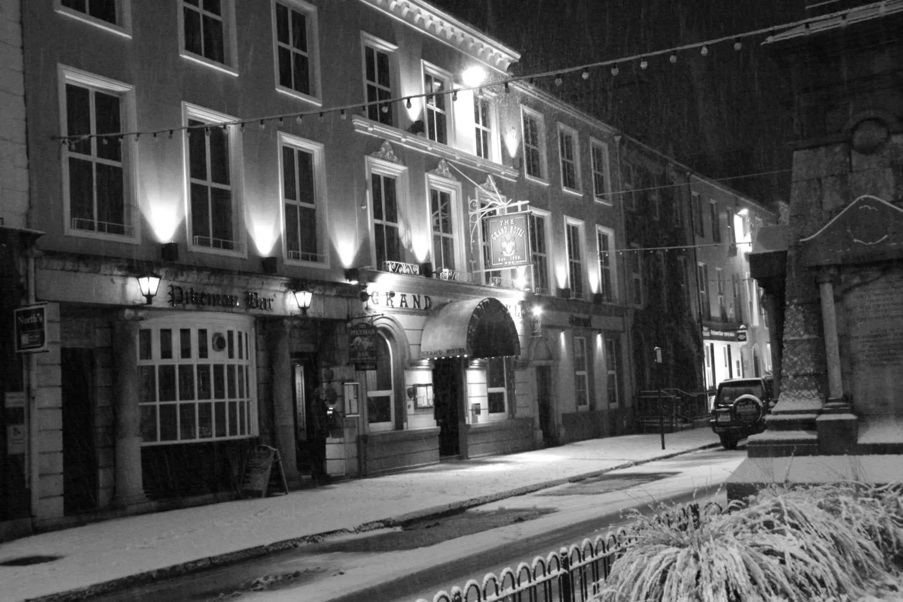 Facade/entrance, Winter in Grand Hotel Tralee