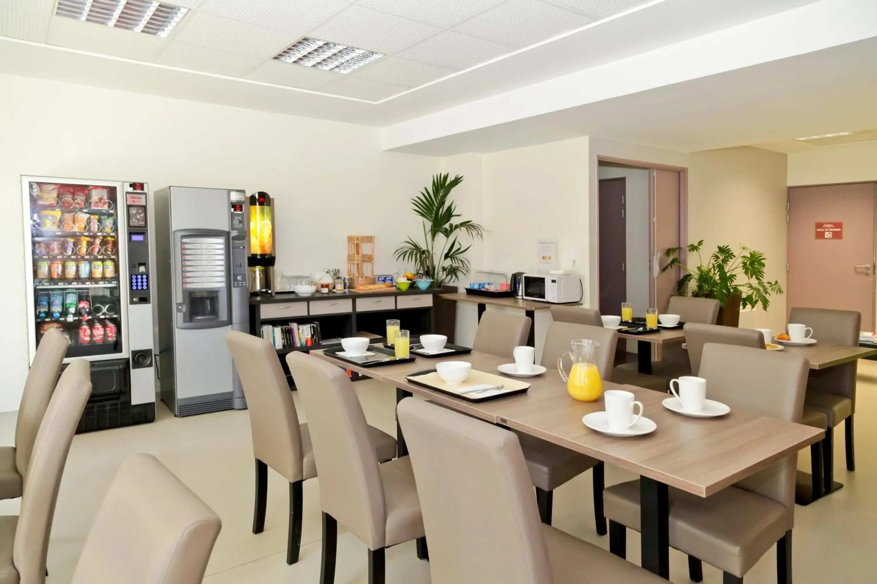 Buffet breakfast, Restaurant/Places to Eat in Apparthotel Odalys Tours