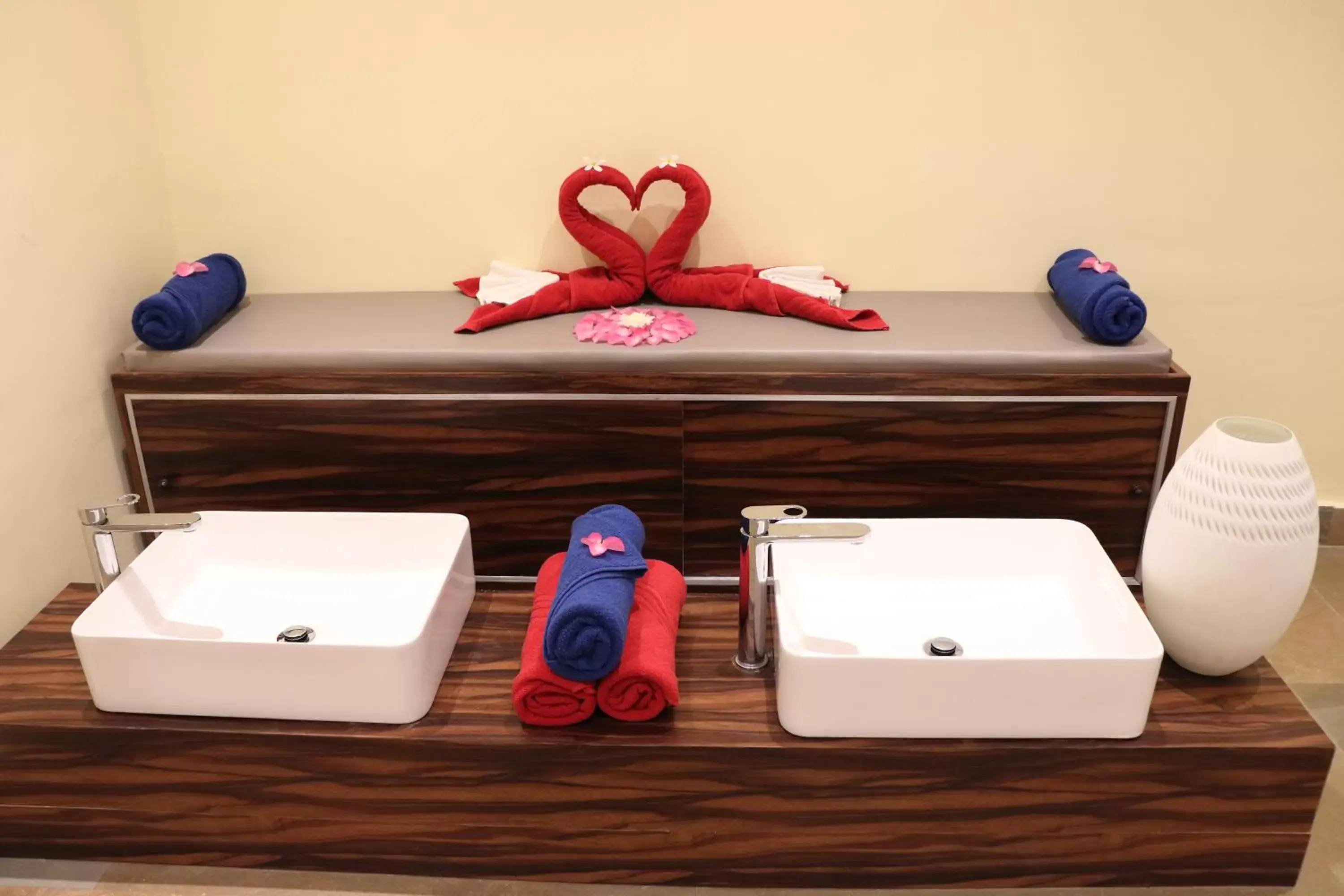 Spa and wellness centre/facilities, Bathroom in juSTa Sajjangarh Resort & Spa