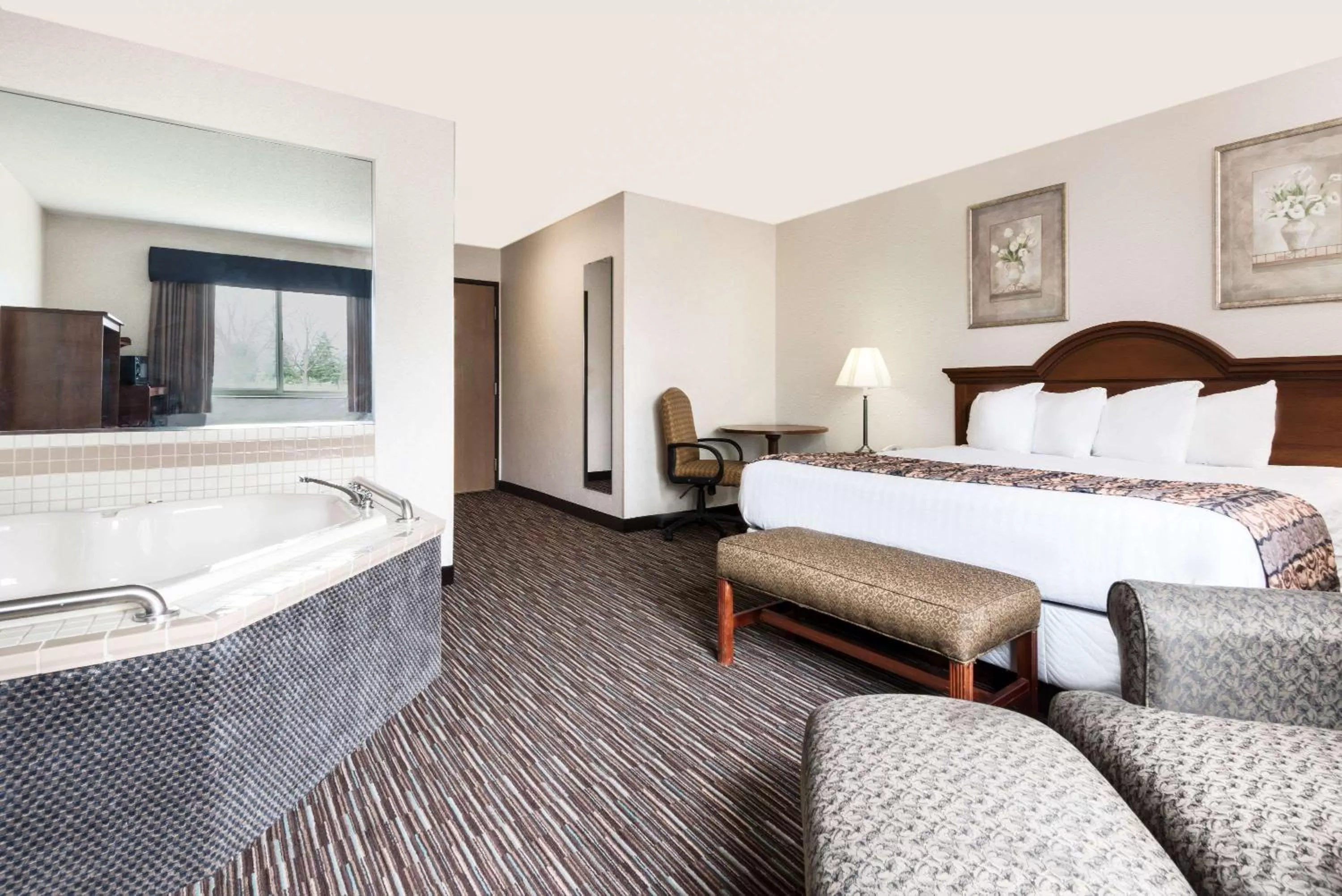 Photo of the whole room in Baymont by Wyndham Columbus/Rickenbacker