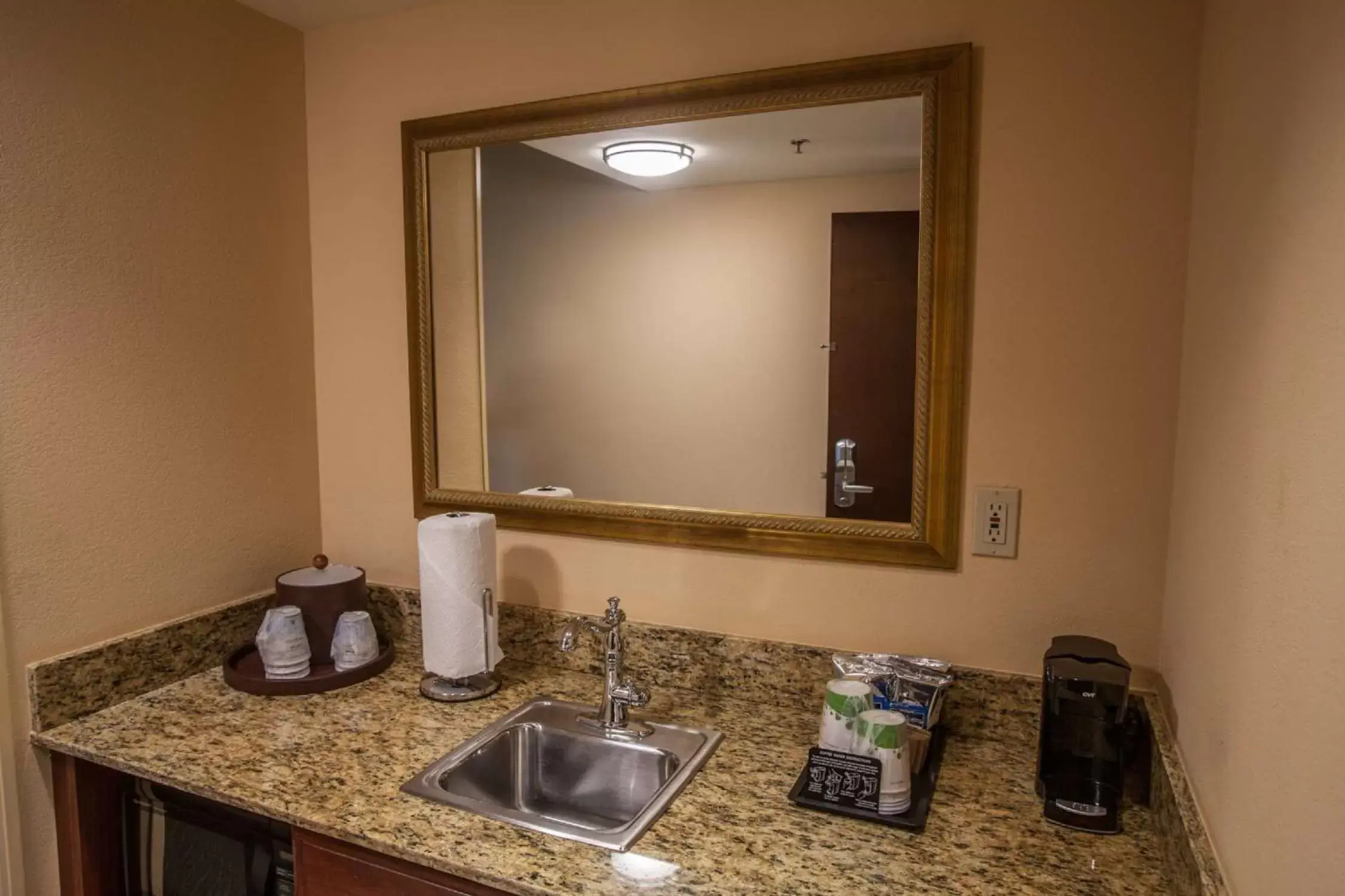 Bathroom, Kitchen/Kitchenette in Hampton Inn & Suites Stillwater