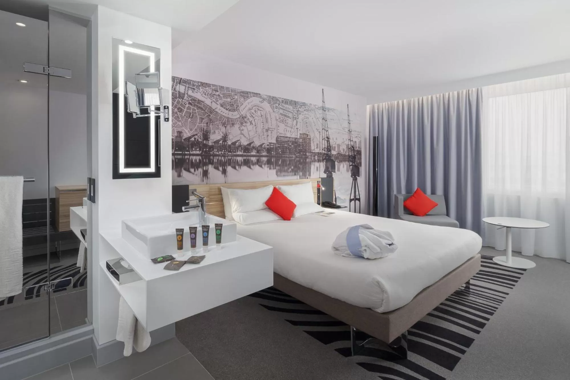 Bathroom, Bed in Novotel London Excel