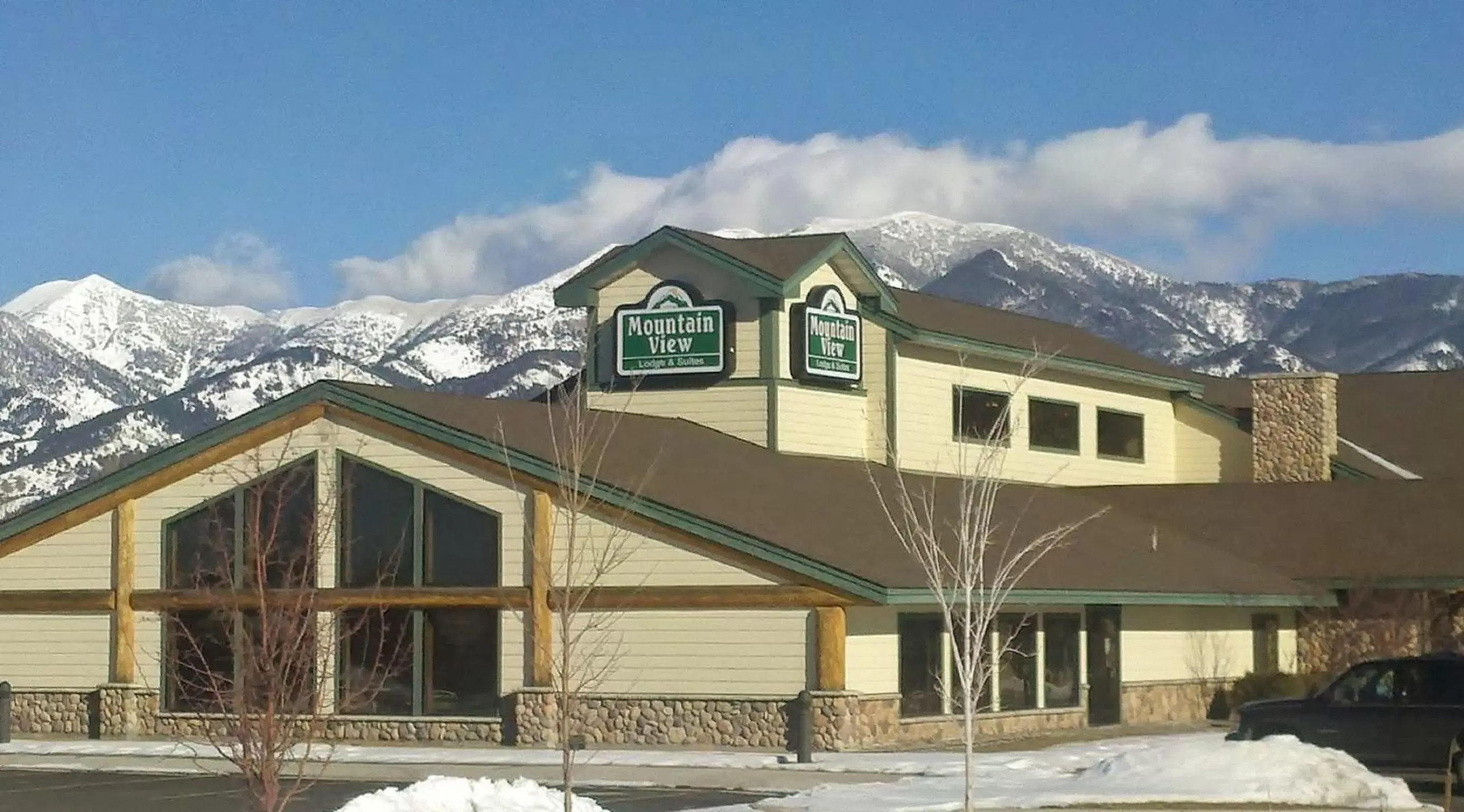 Facade/entrance, Winter in MountainView Lodge and Suites