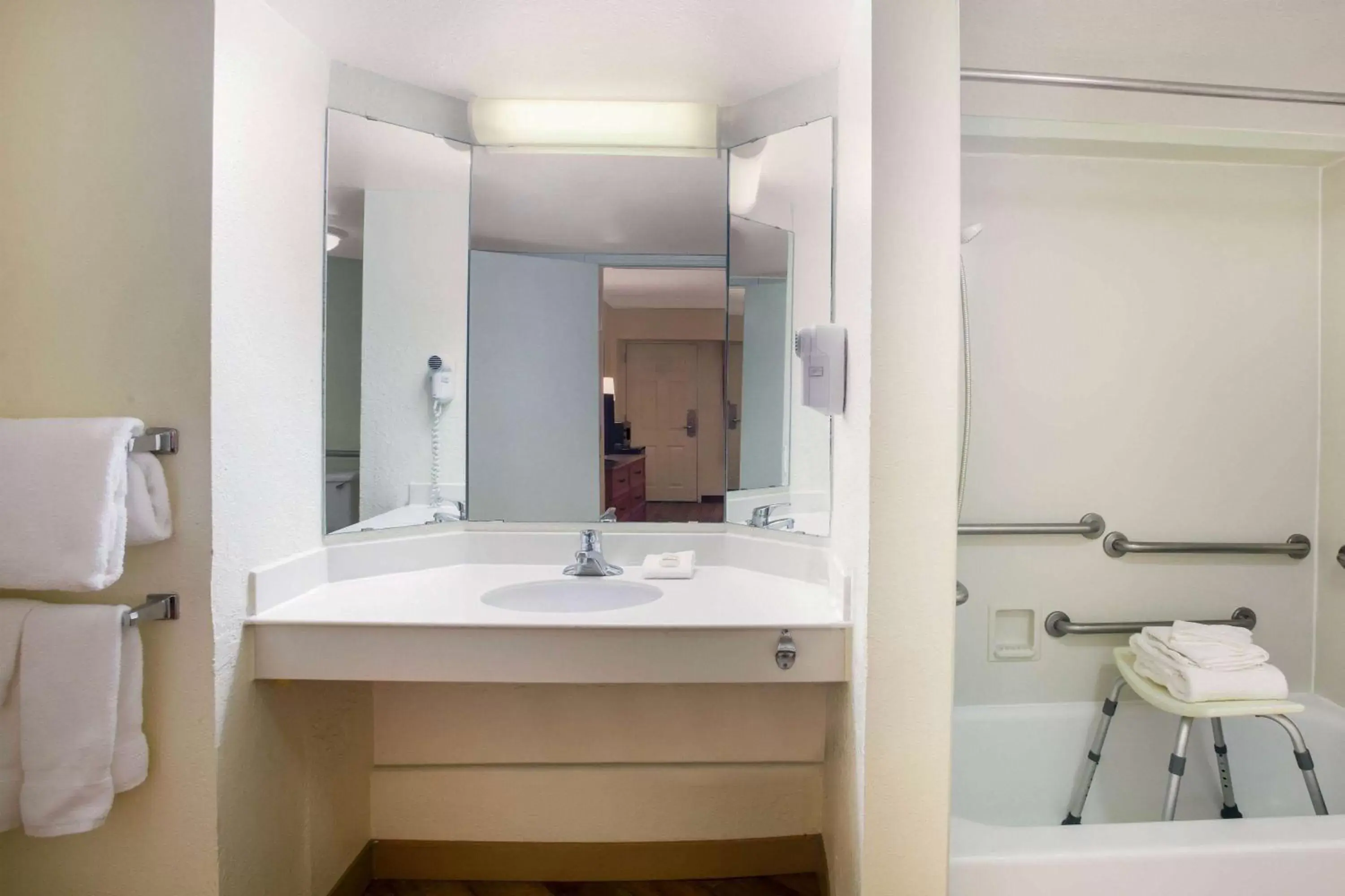 Bathroom in La Quinta Inn by Wyndham Austin Capitol / Downtown
