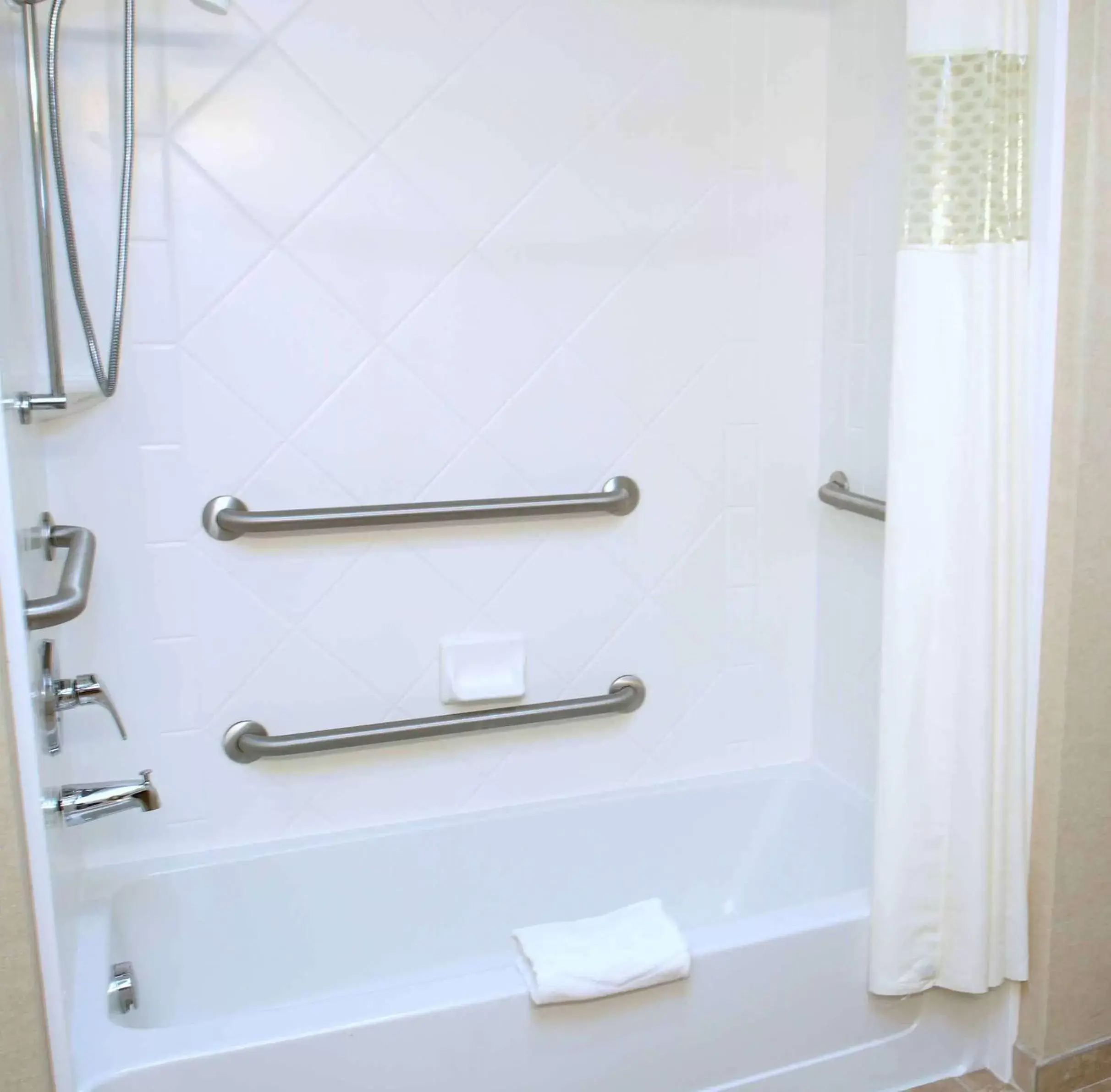 Queen Room with Two Queen Beds and Bathtub - Non-Smoking in Hampton Inn & Suites Chesapeake-Square Mall Queen Room with Two Queen Beds and Bathtub - Non-Smoking in Hampton Inn & Suites Chesapeake-Square Mall