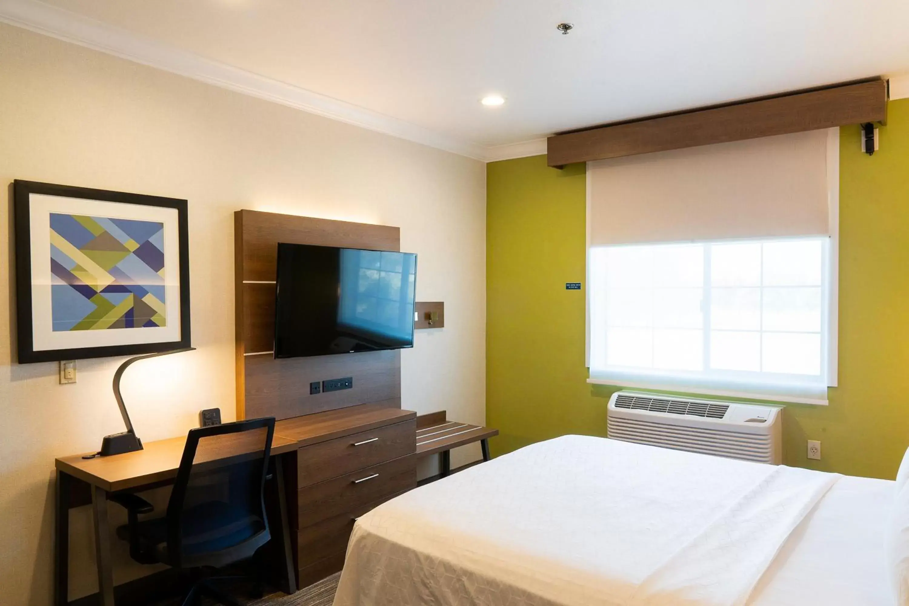 Bedroom, TV/Entertainment Center in Holiday Inn Express Davis-University Area, an IHG Hotel